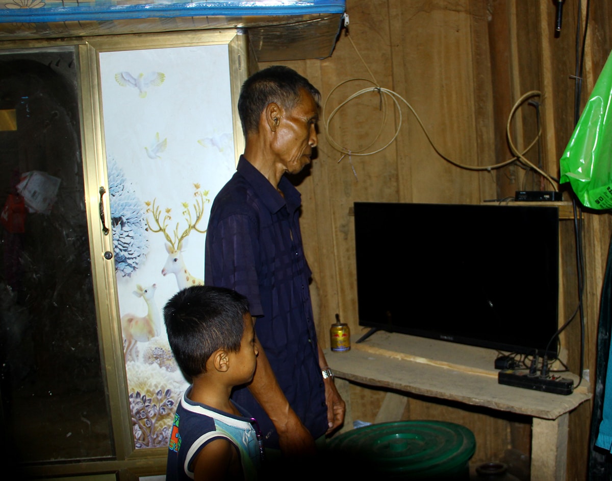 Gia đình ông Khun Văn Xuân (bản Sa Vang, xã Tà Cạ) có tivi nhưng những năm qua không dùng được do không có điện.