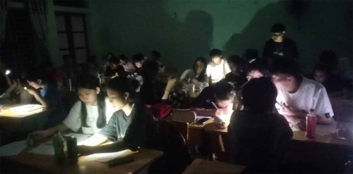 Mất điện, học sinh Trường THPT Quỳ Châu học bài bằng ánh đèn pin, đèn điện thoại.