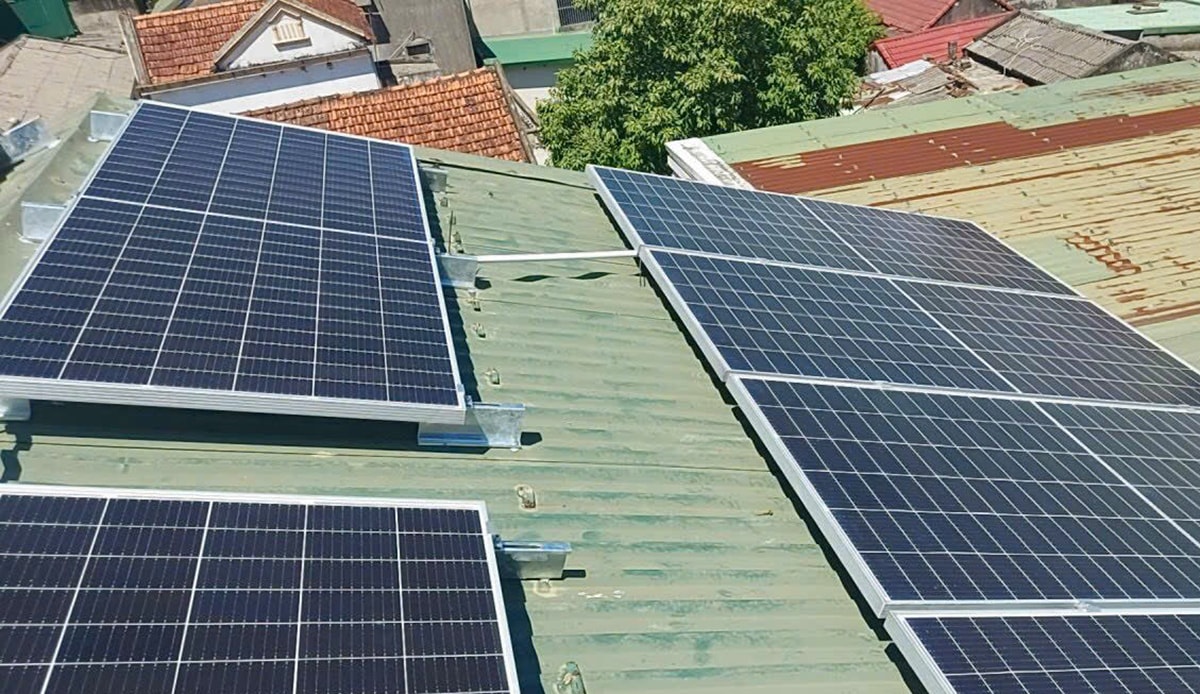 Nhiều người dân đã đầu tư lắp đặt điện năng lượng mặt trời áp mái.