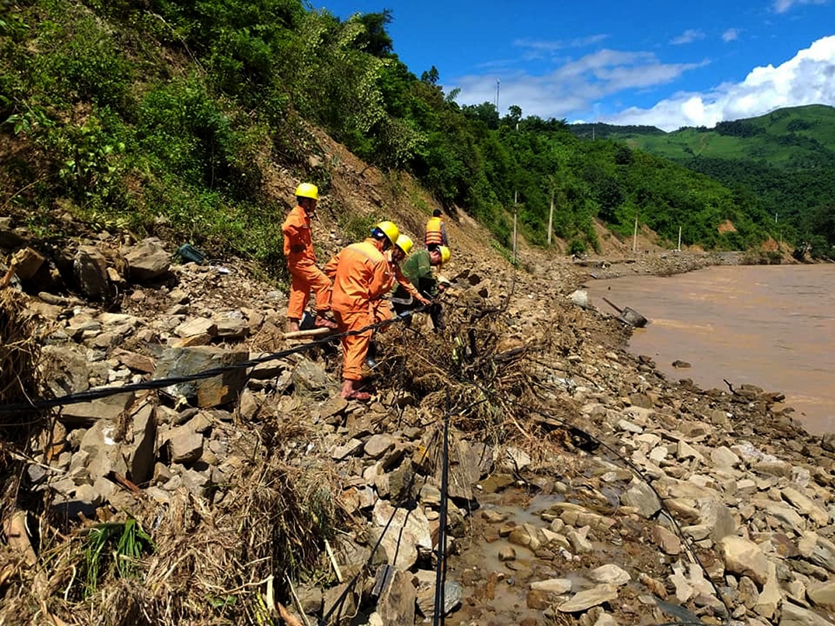 Công nhân điện lực đưa điện lưới về vùng biên.