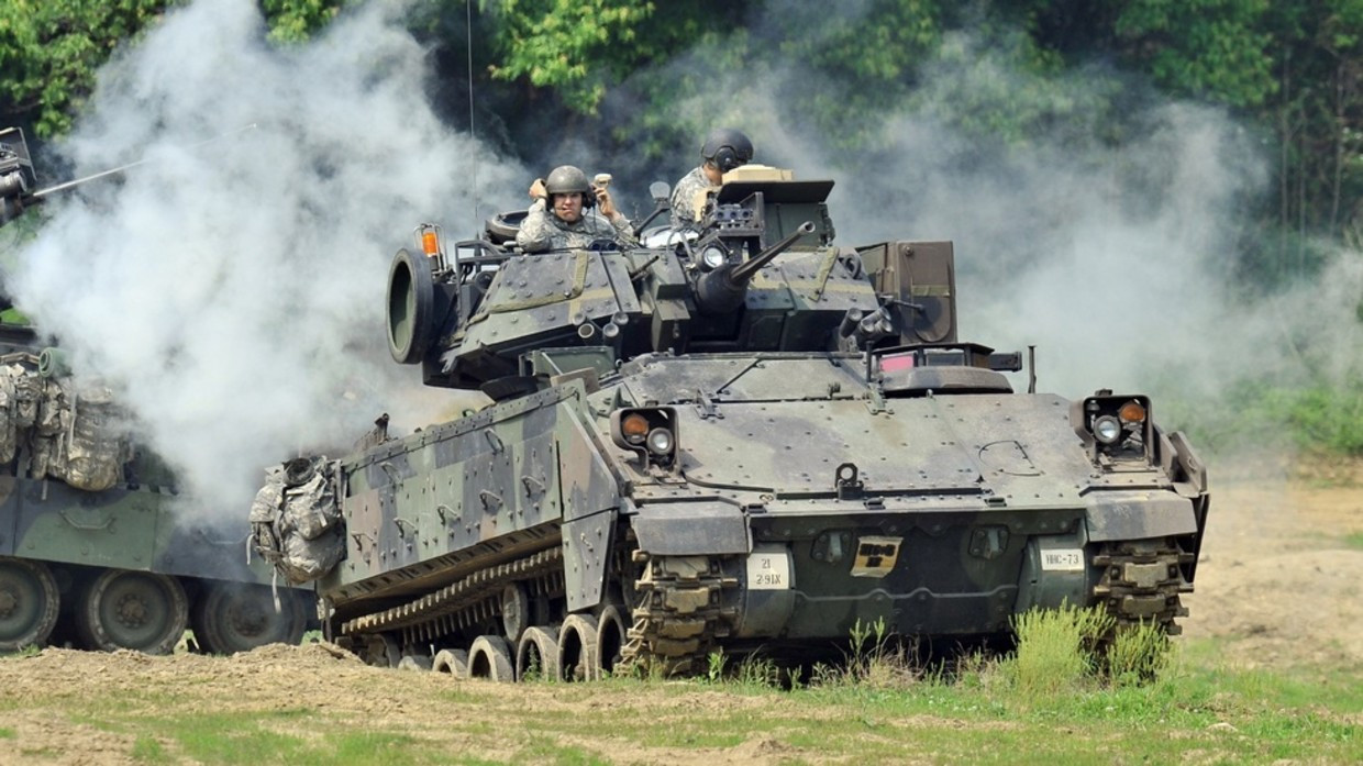 Phương tiện bọc thép Bradley của Mỹ tham gia một cuộc diễn tập quân sự. Ảnh AFP.jpeg
