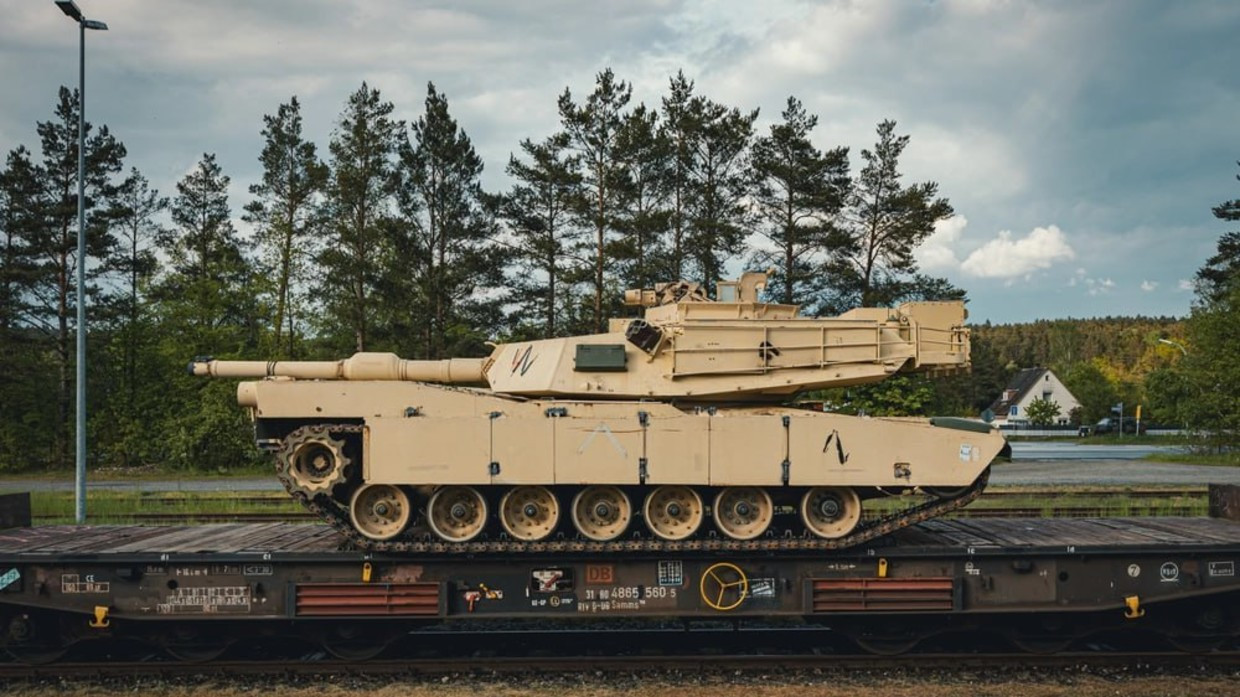 Xe tăng Abrams M1A1 được đưa tới Đức để tân trang. Ảnh Lục quân Mỹ.jpeg
