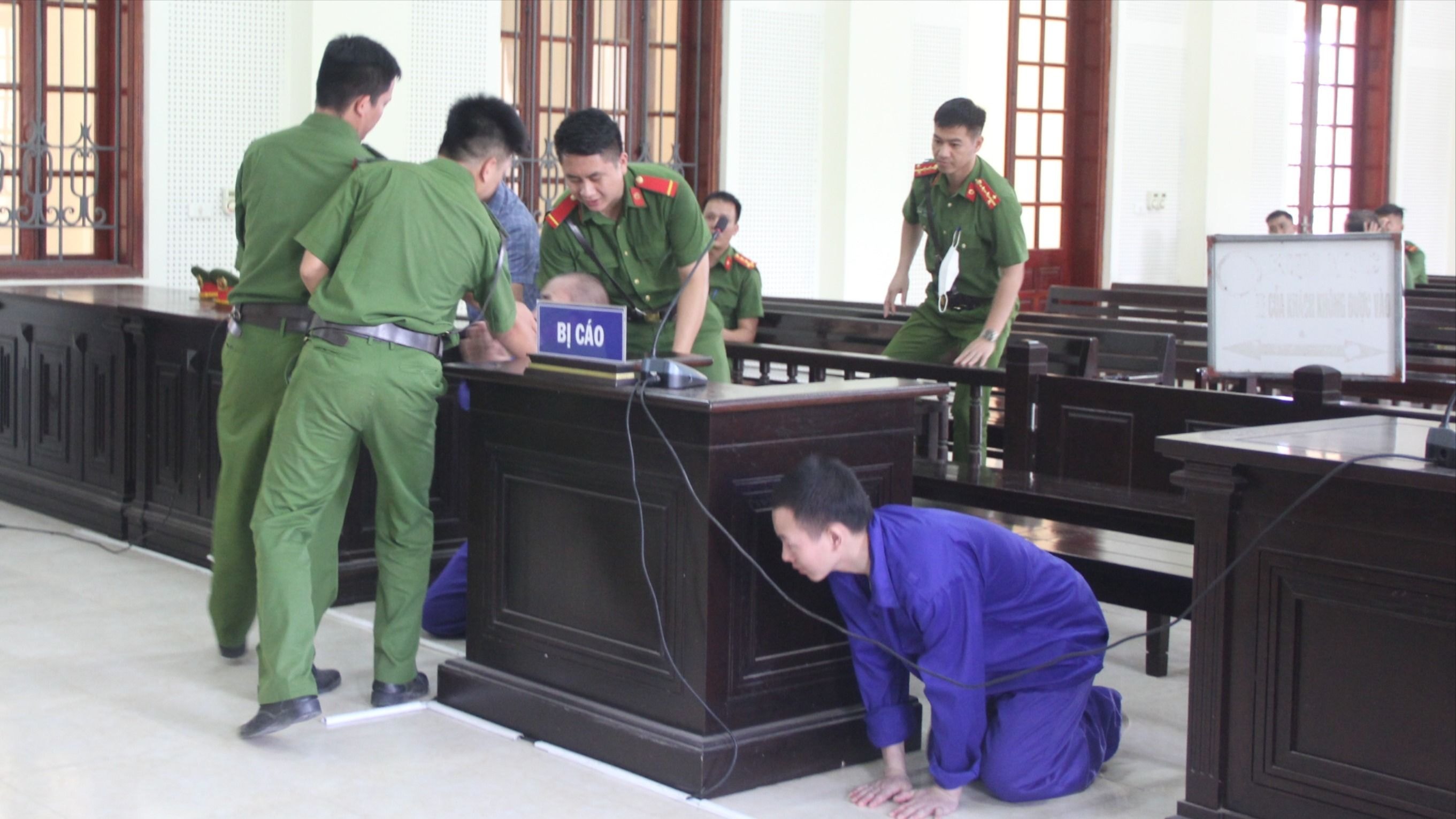 Lĩnh án tử, người đàn ông ngoại quốc quỳ sụp xuống, chắp tay xin được sống