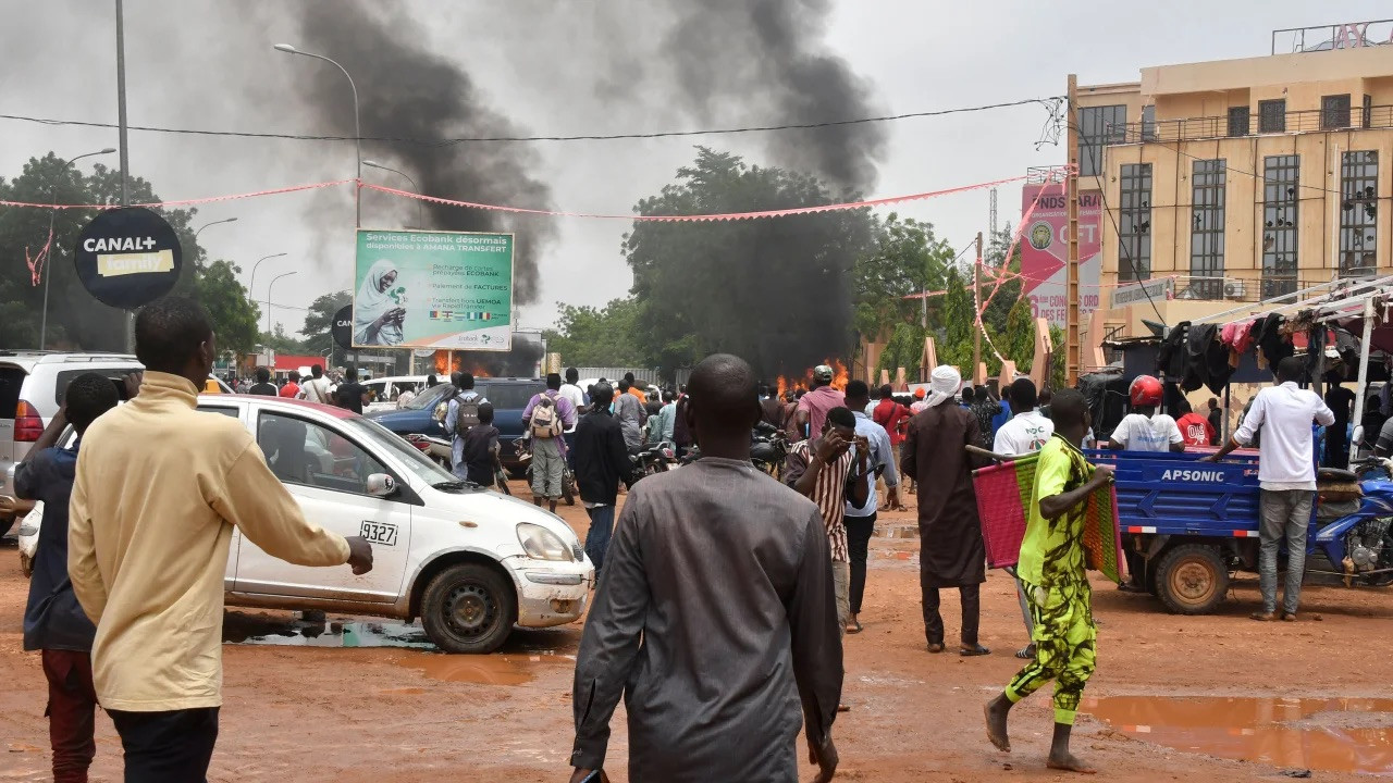 Những người ủng hộ lực lượng an ninh Niger tấn công trụ sở đảng của Tổng thống Mohamed Bazoum vào tuần qua. Ảnh AFP.jpeg