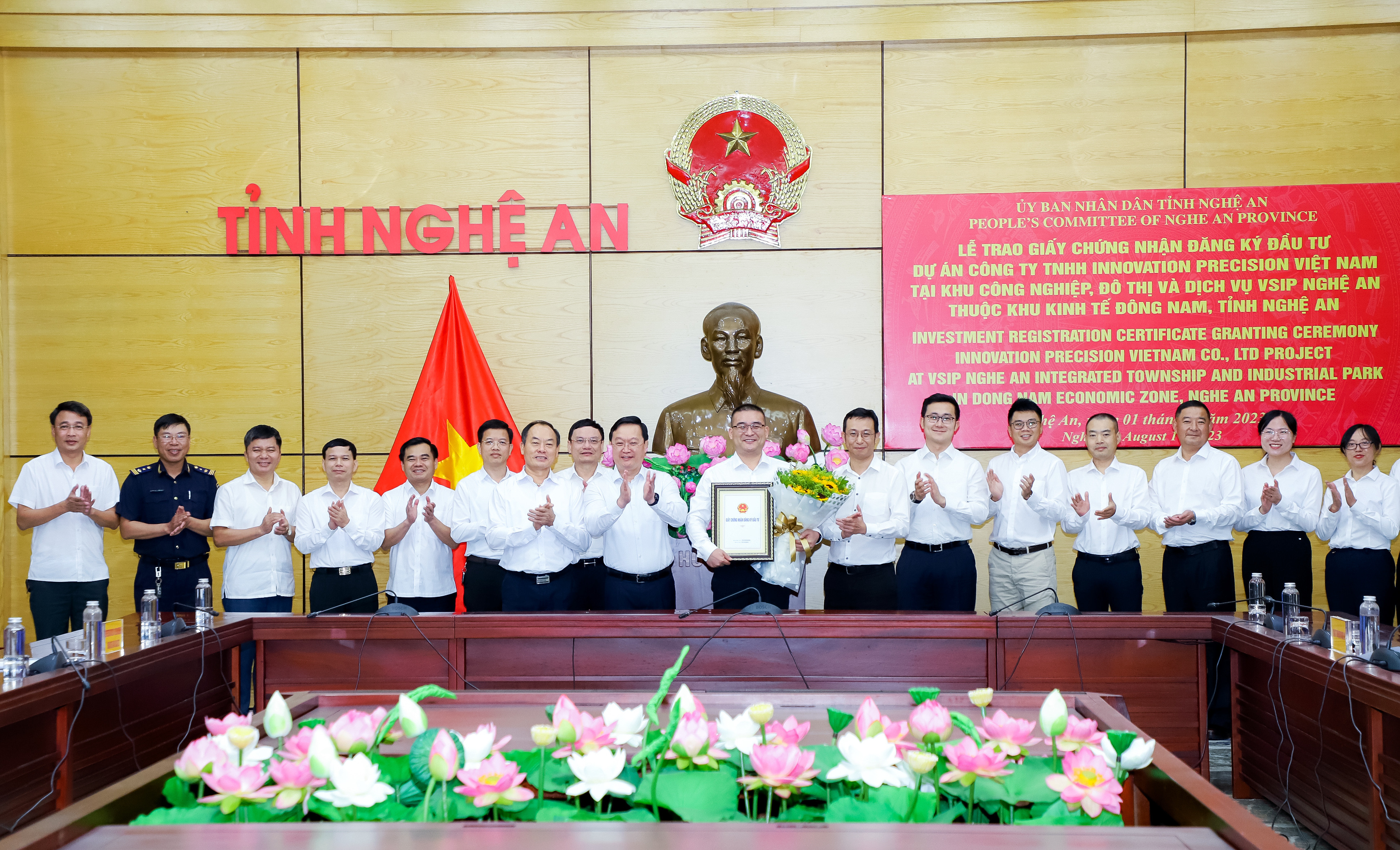 1. Chủ tịch UBND tỉnh Nguyễn Đức Trung trao giấy chứng nhân đăng ký đầu tư, tặng hoa cho Tập đoàn Shandong Innovation Metal Technology.jpg.jpg