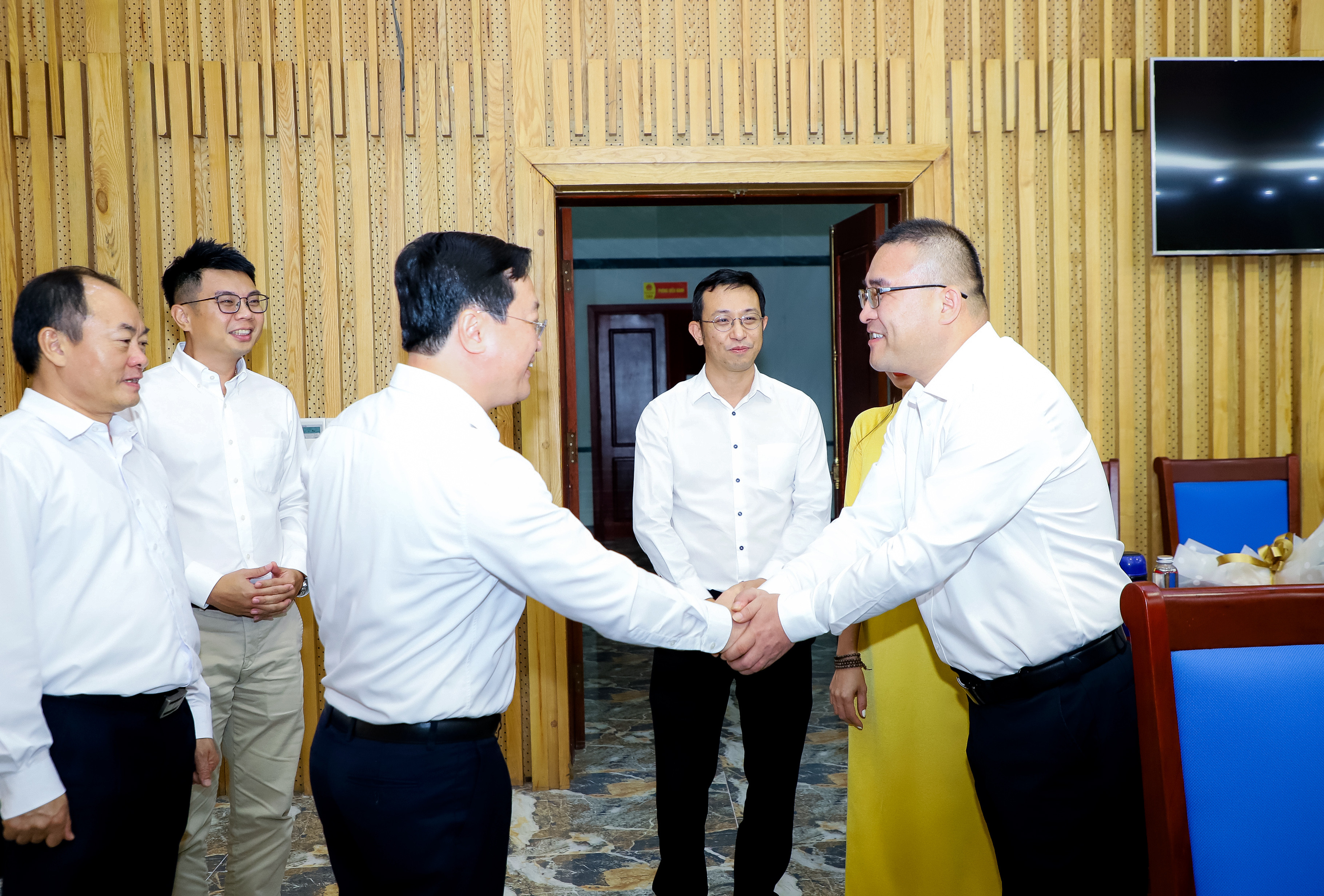 bna_Chủ tịch UBND tỉnh Nguyễn Đức Trung bắt tay ông Cui Guo Chang - Trợ lý đặc biệt Chủ tịch Tập đoàn Shandong Innovation Metal Technology .jpg