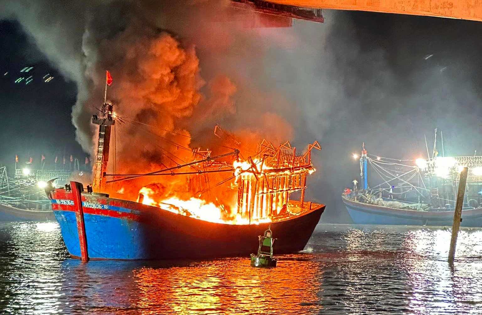 bna_Một trong những con tàu cá của ngư dân Quỳnh Lưu bị bốc cháy trong đêm 287. Ảnh Việt Hùng.jpg