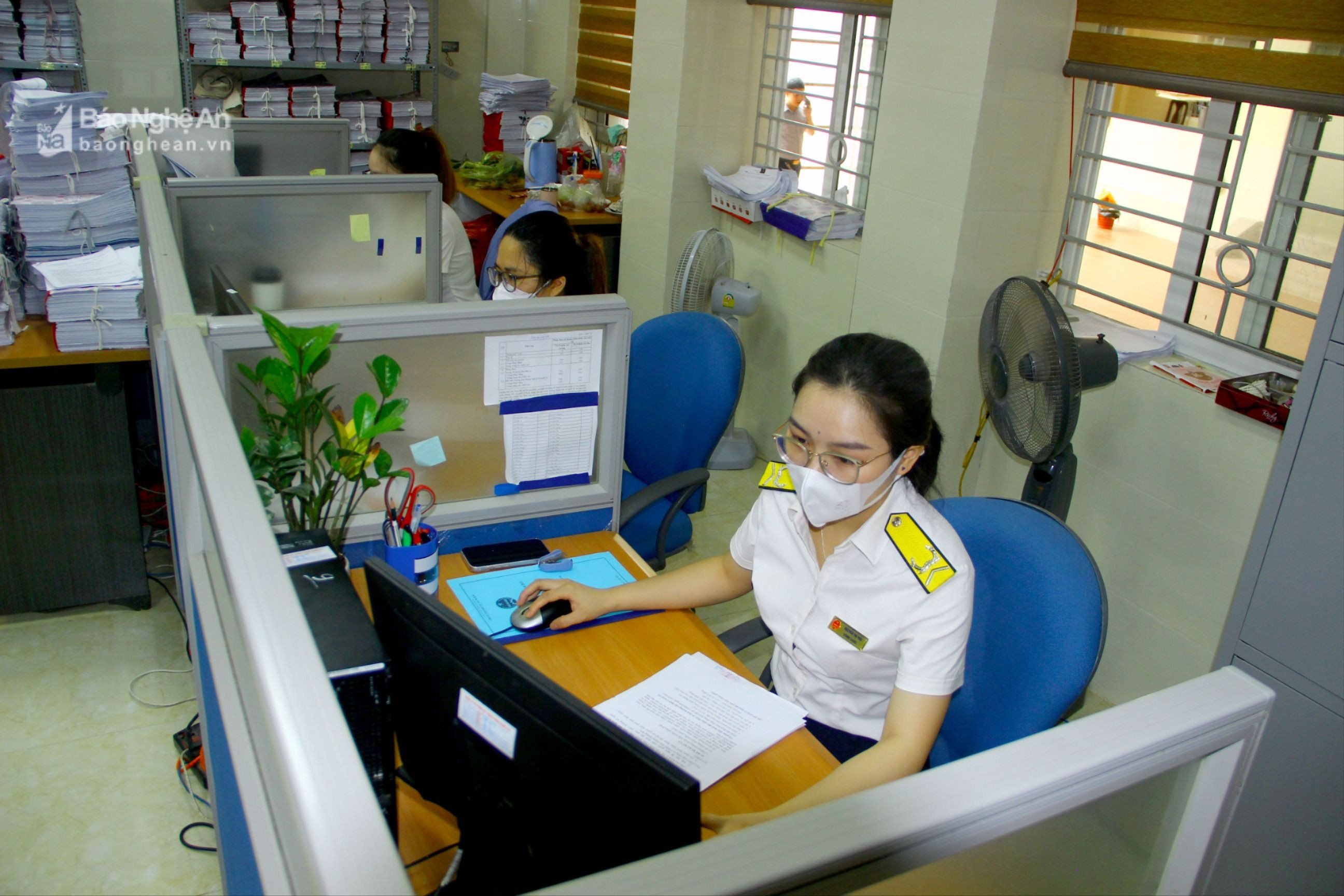 Cán bộ Chi cục Thuế khu vực Bắc Nghệ 2 xử lý công việc ảnh Quang An 3.jpeg