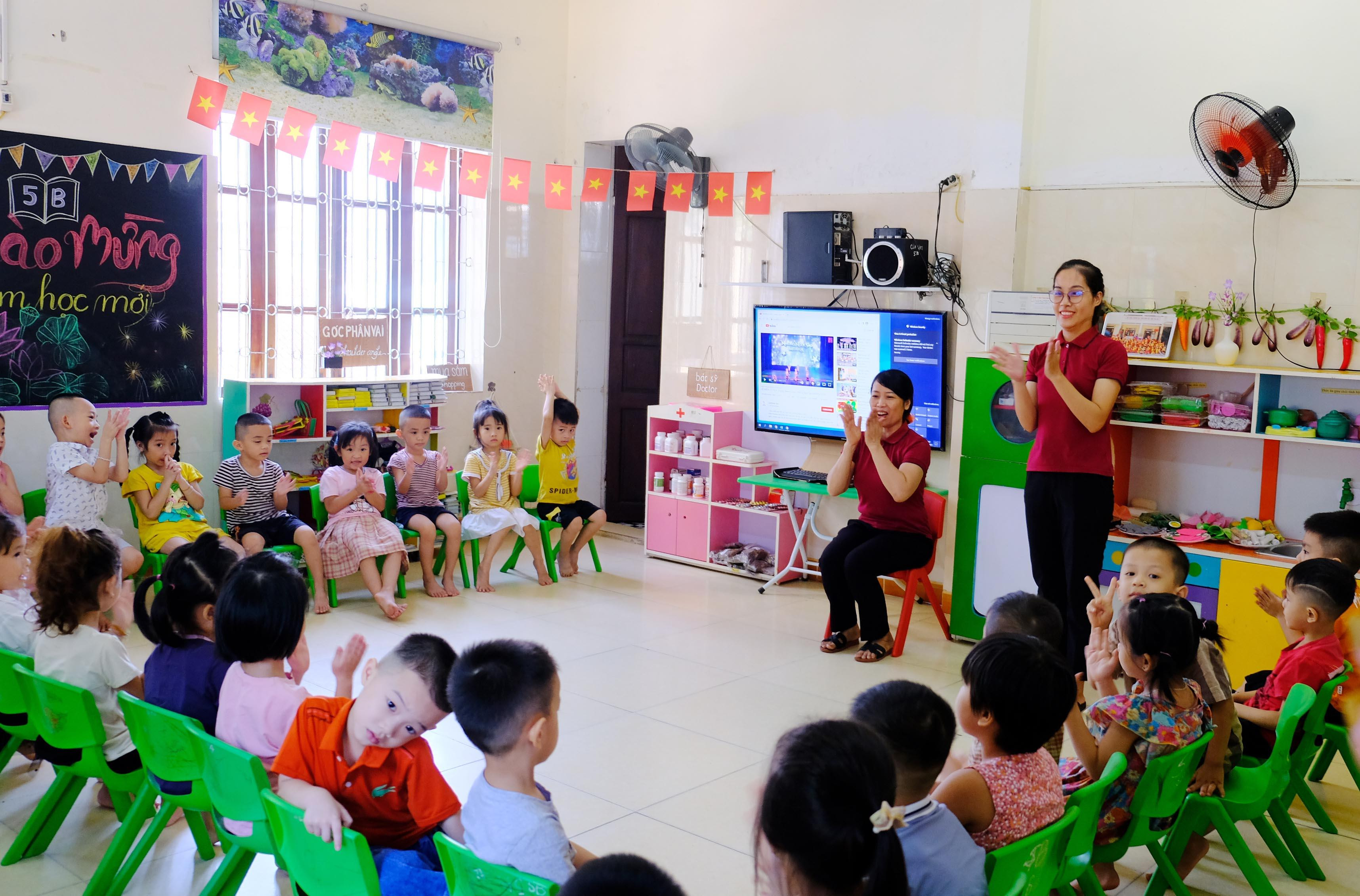 bna_Cô giáo Nguyễn Thị Nhung (phải, Trường mầm non Cửa Nam) đã vào nghề 6 năm nhưng vẫn đang là giáo viên mầm non thuộc diện 06 - 09.jpg