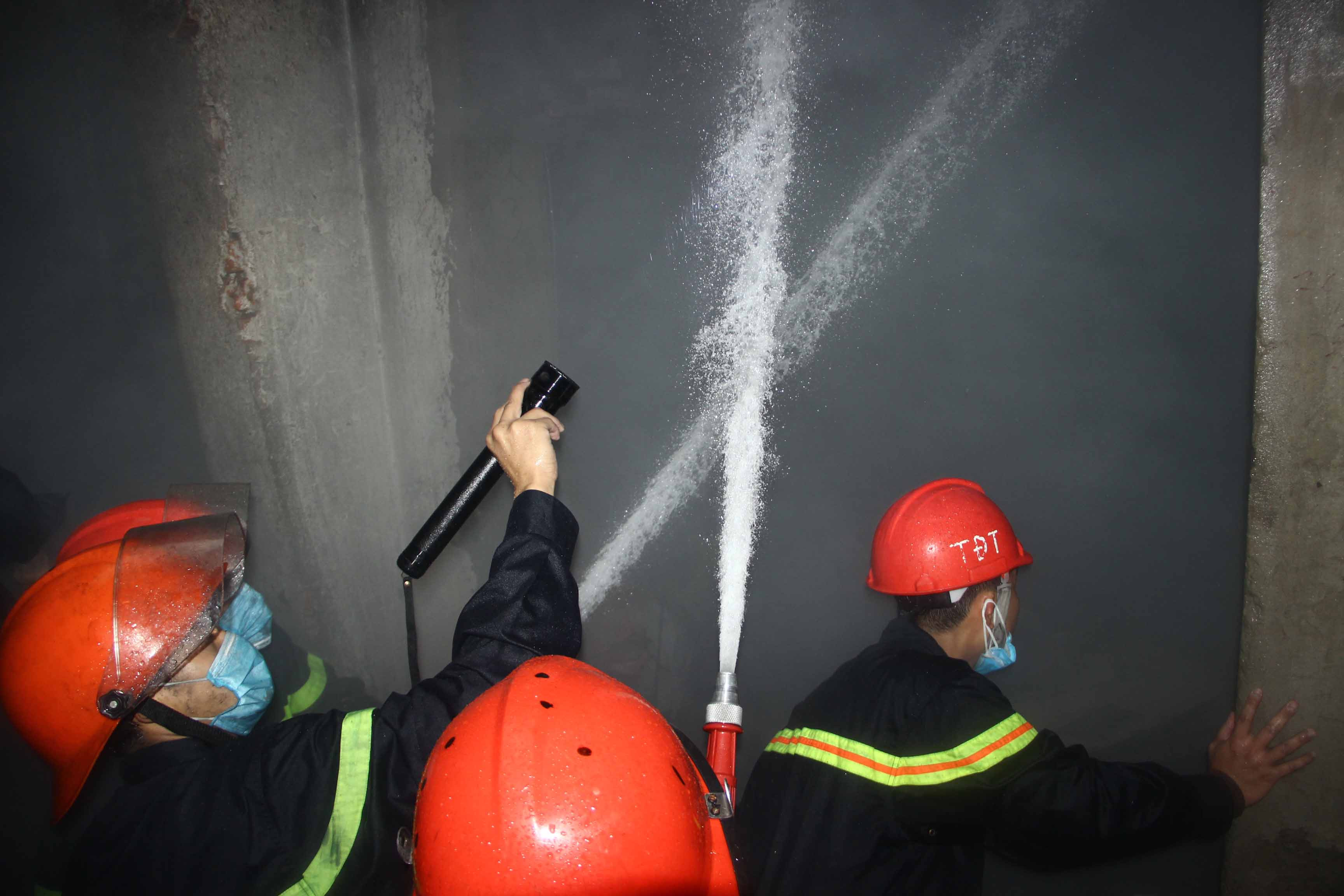 bna_Lực lượng cứu hỏa chữa cháy chợ Vinh vào năm 2018. Ảnh Quang An.jpg