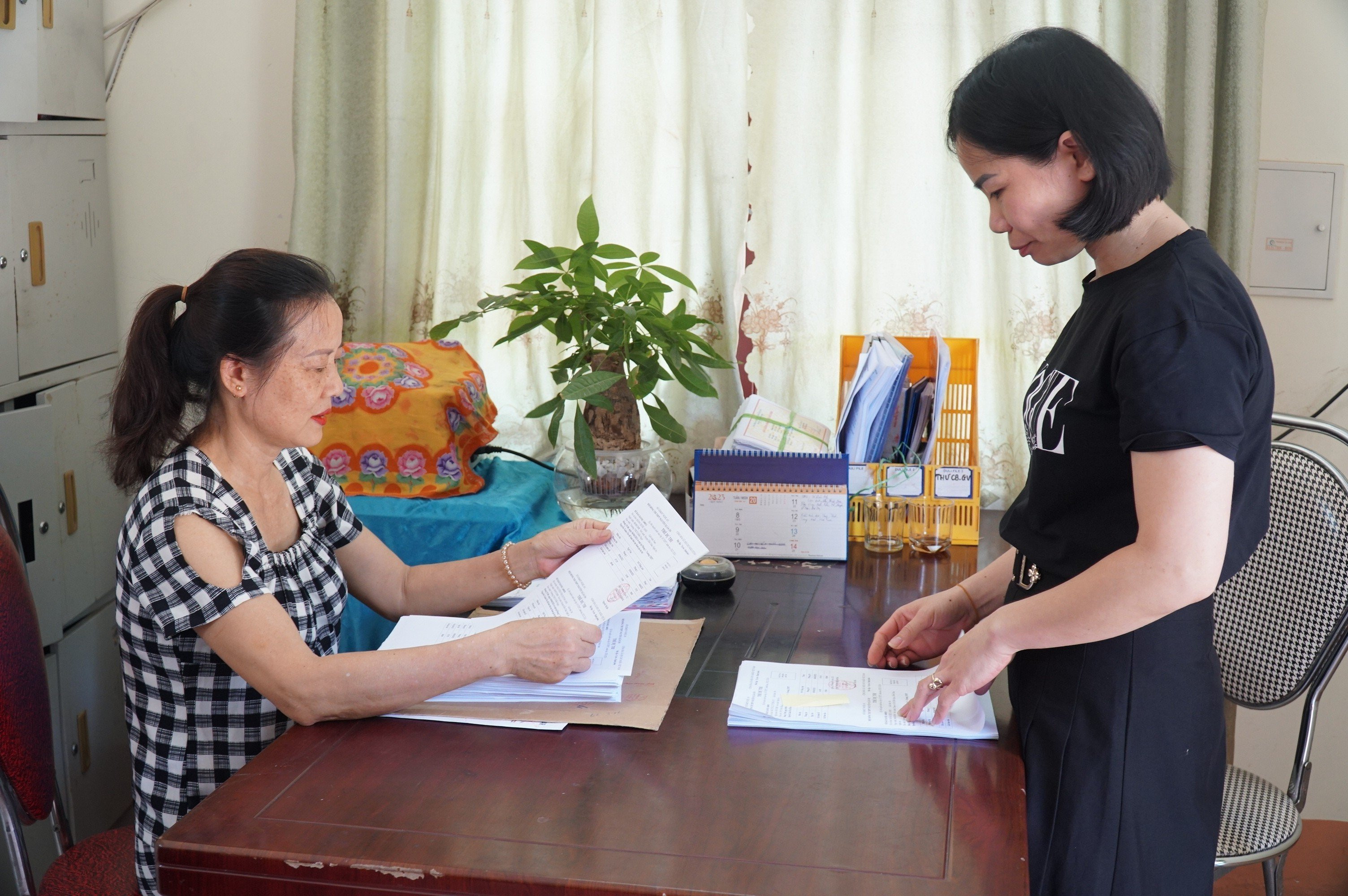 Trường THPT Nguyễn Xuân Ôn chuẩn bị hồ sơ cho thí sinh thi vào lớp 10. Ảnh  - Mỹ Hà.jpeg