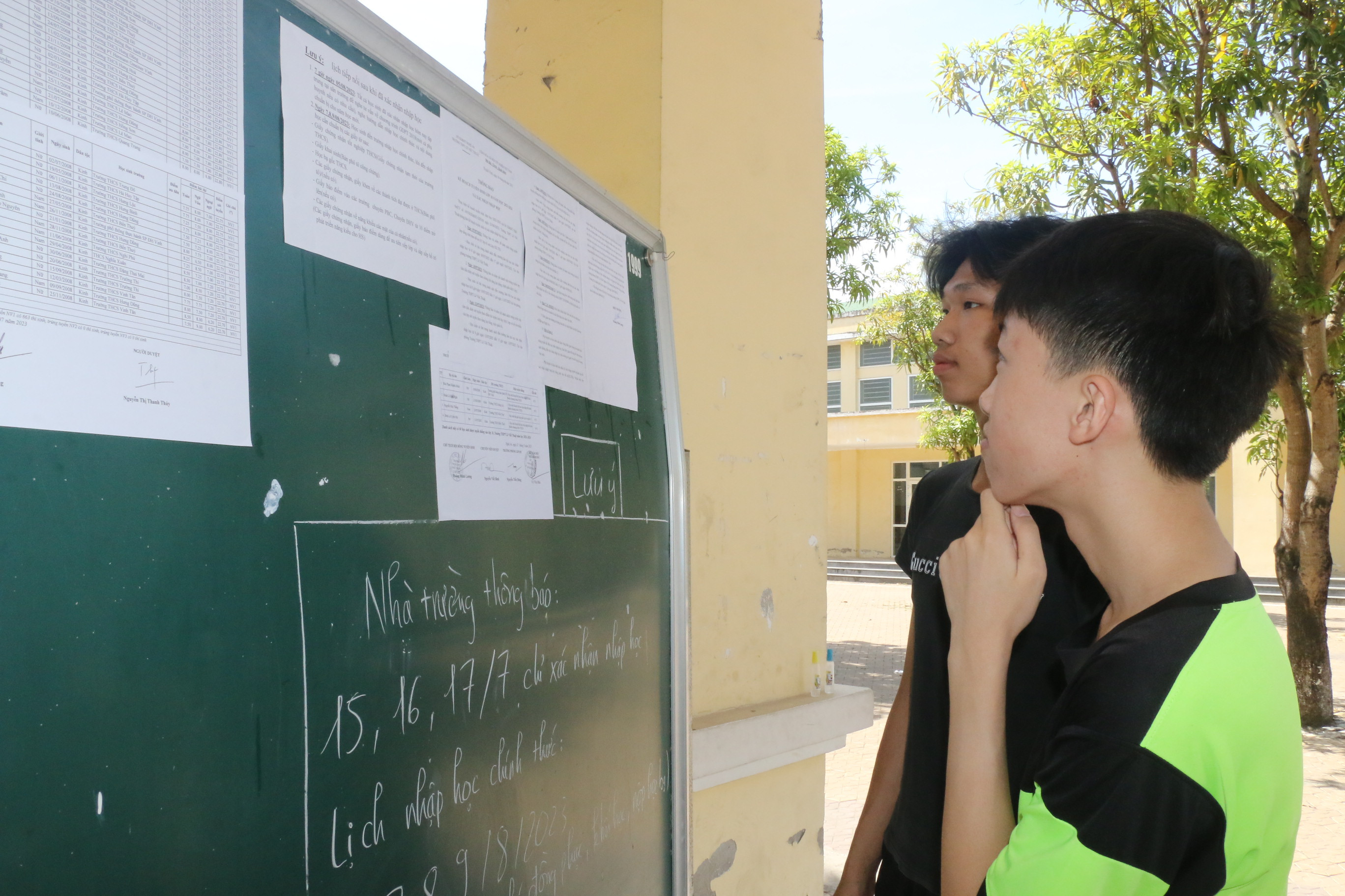 bna_Học sinh thành phố Vinh tìm hiểu các thông tin trước khi đăng ký tổ hợp.JPG