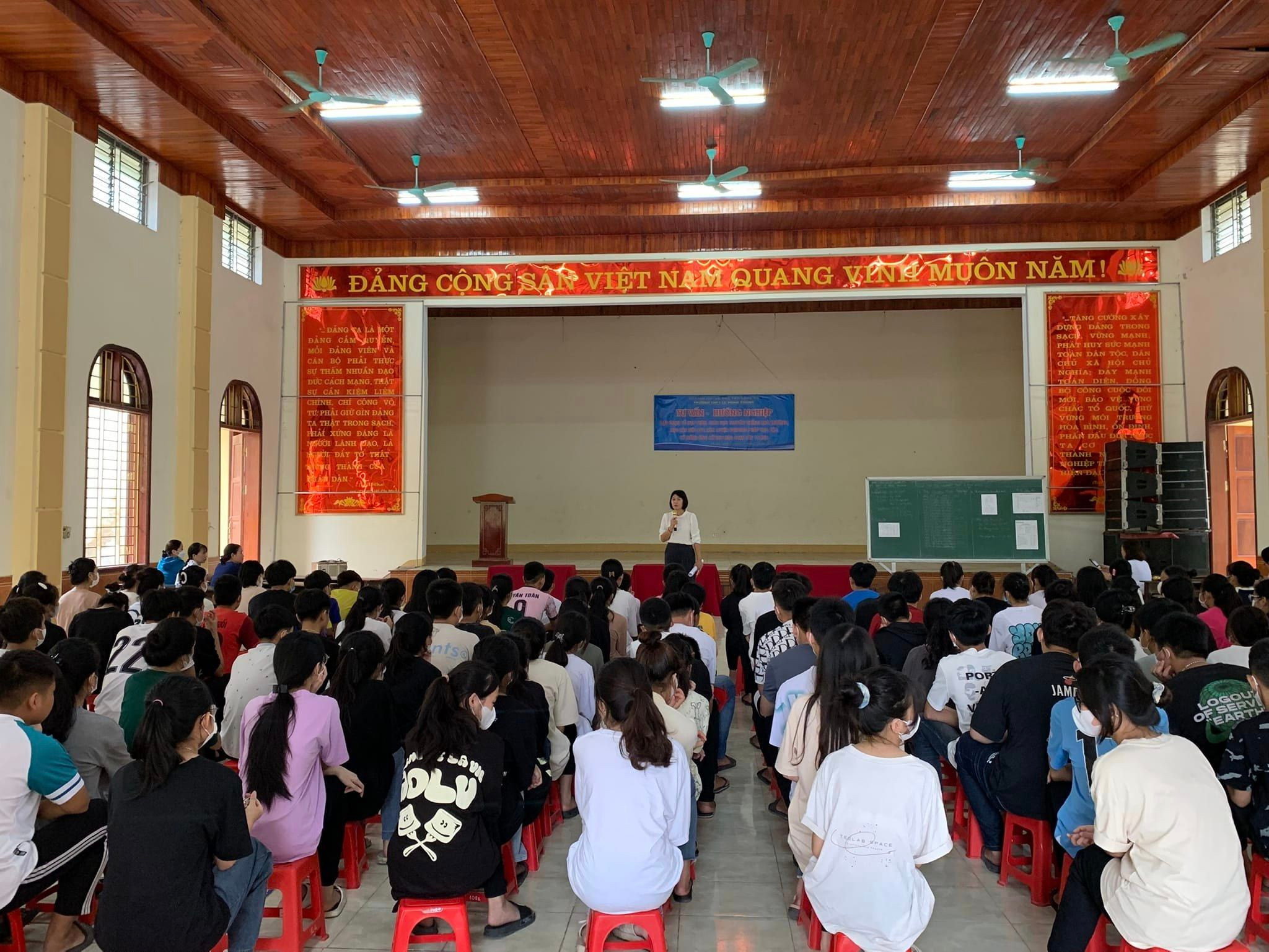bna_Trường THPT Lê Hồng Phong tổ chức tư vấn định hướng nghề nghiệp cho học sinh lớp 10.jpg