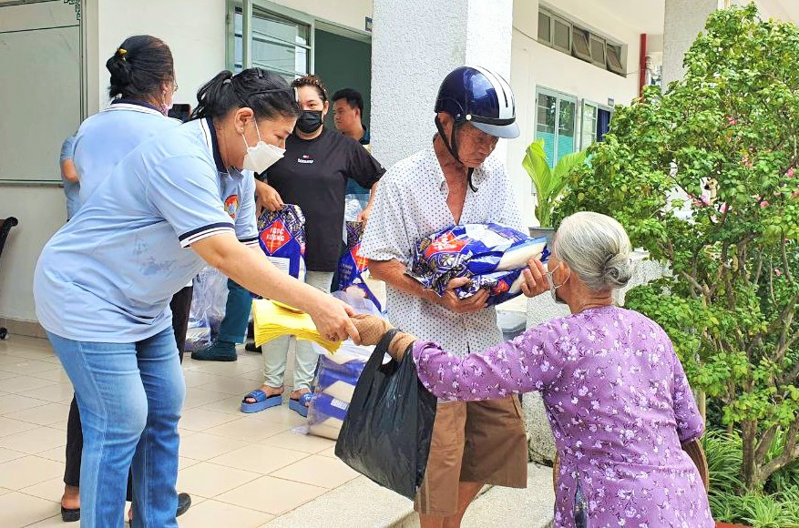 bna_ 4 Hoạt động trao tặng gạo cho các hộ gia đình nghèo nhân dịp khai trương WinMart+ Rural tại huyện Hóc Môn (2).JPG
