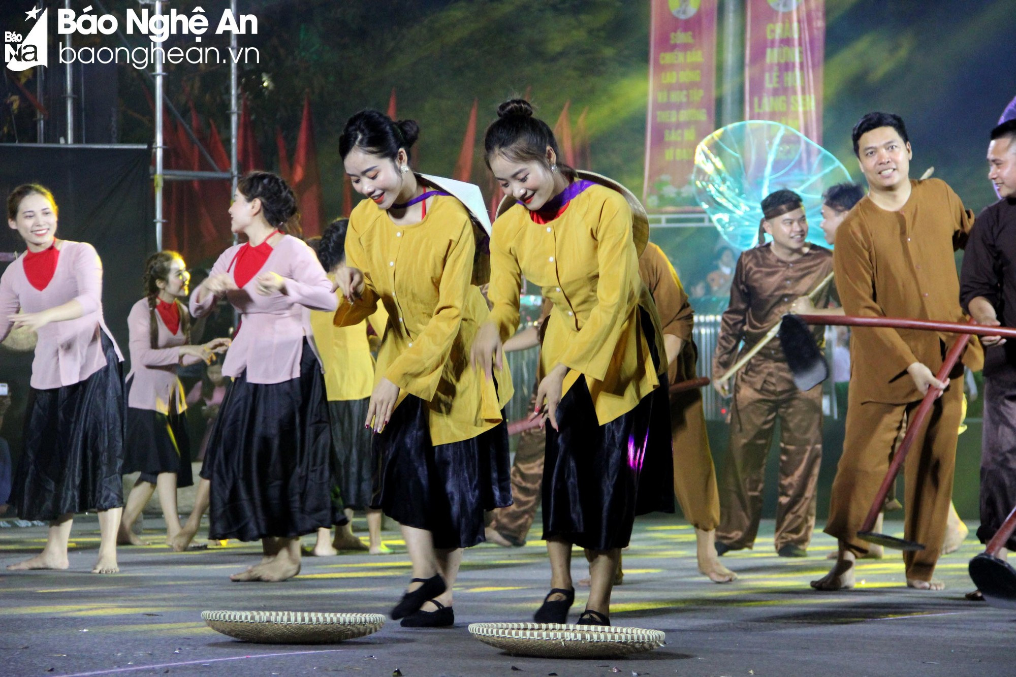 Biểu diễn dân ca ví, giặm tại Lễ hội đường phố 'Quê hương mùa sen nở' trong khuôn khổ Lễ hội Làng Sen năm 2023..jpg