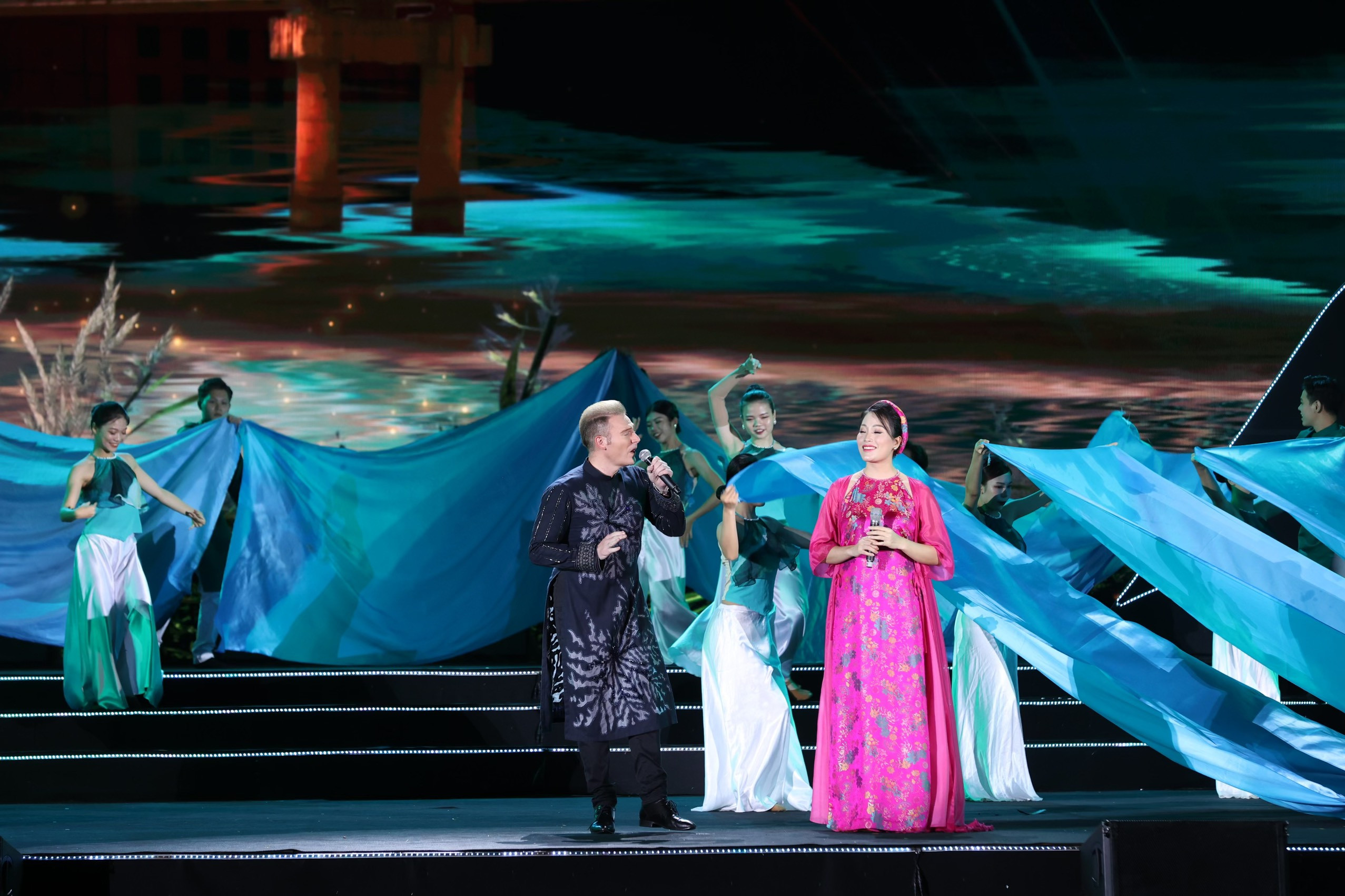 bna_Ca sĩ Kyo York cùng ca sĩ Huyền Trang biểu diễn tại Khai mạc Festival Dân ca ví, giặm Nghệ Tĩnh năm 2023.jpg