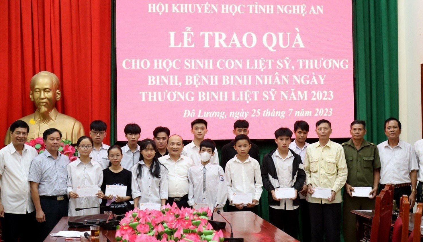 bna_Hội Khuyến học tỉnh trao học bổng cho học sinh có hoàn cảnh khó khăn ở huyện Đô Lượng.jpg