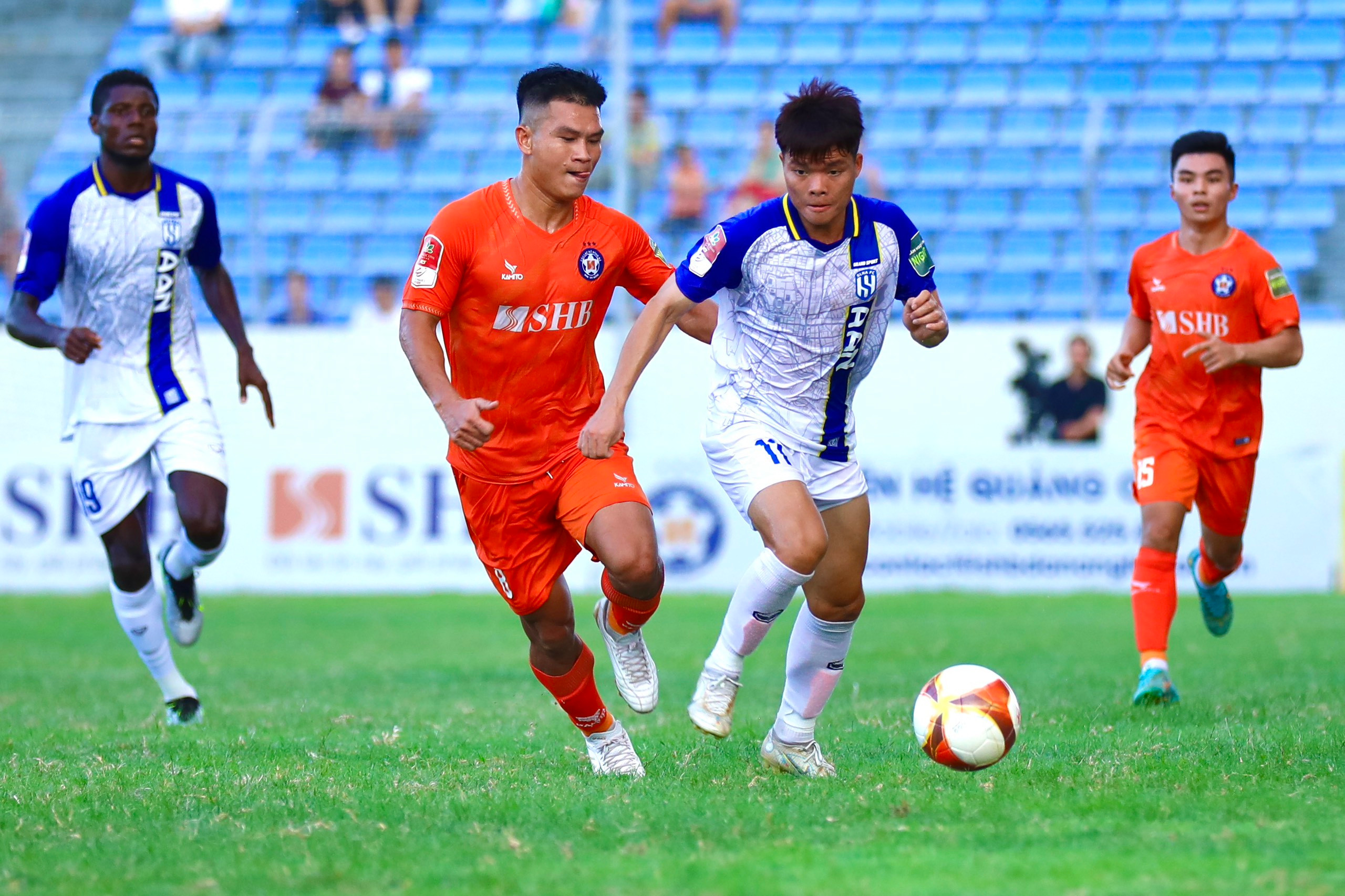 bna_Ở trận đấu này, các cầu thủ trẻ Sông Lam Nghệ An thi đấu rất chắc chắn, với quyết tâm cao giành chiến thắng (2).jpg
