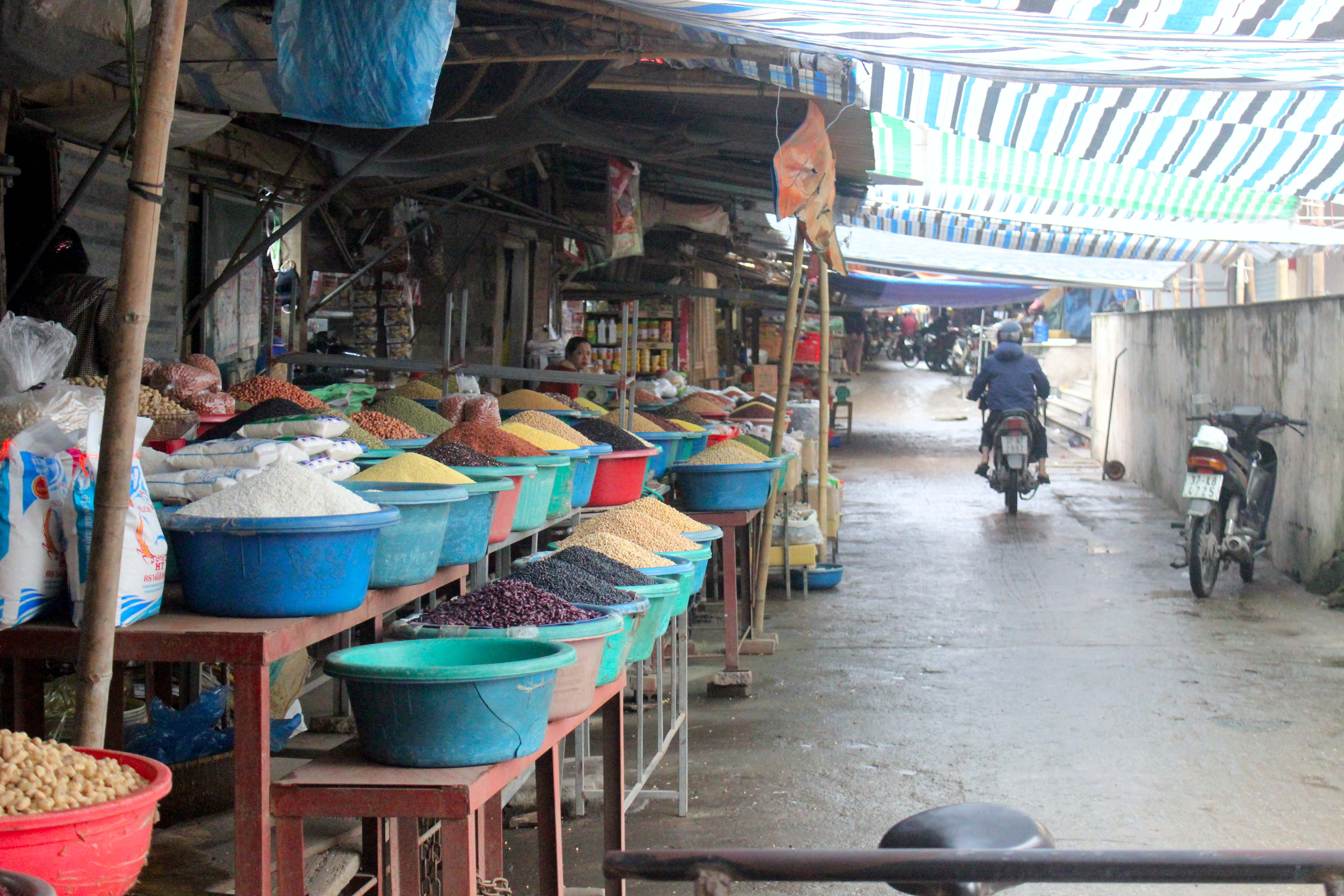 BNA_Các chợ truyền thống trên địa bàn TPVinh vắng bóng người mua Ảnh QA.jpg