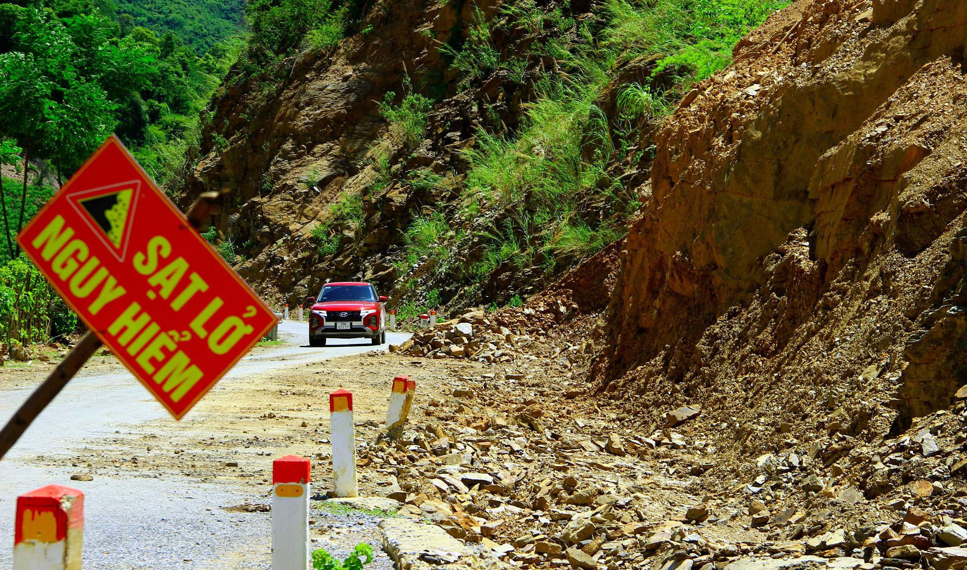 Một điểm nguy cơ sạt lở cao trên tuyến đường tỉnh 543D trên địa bàn Kỳ Sơn. Ảnh Quang An.jpg