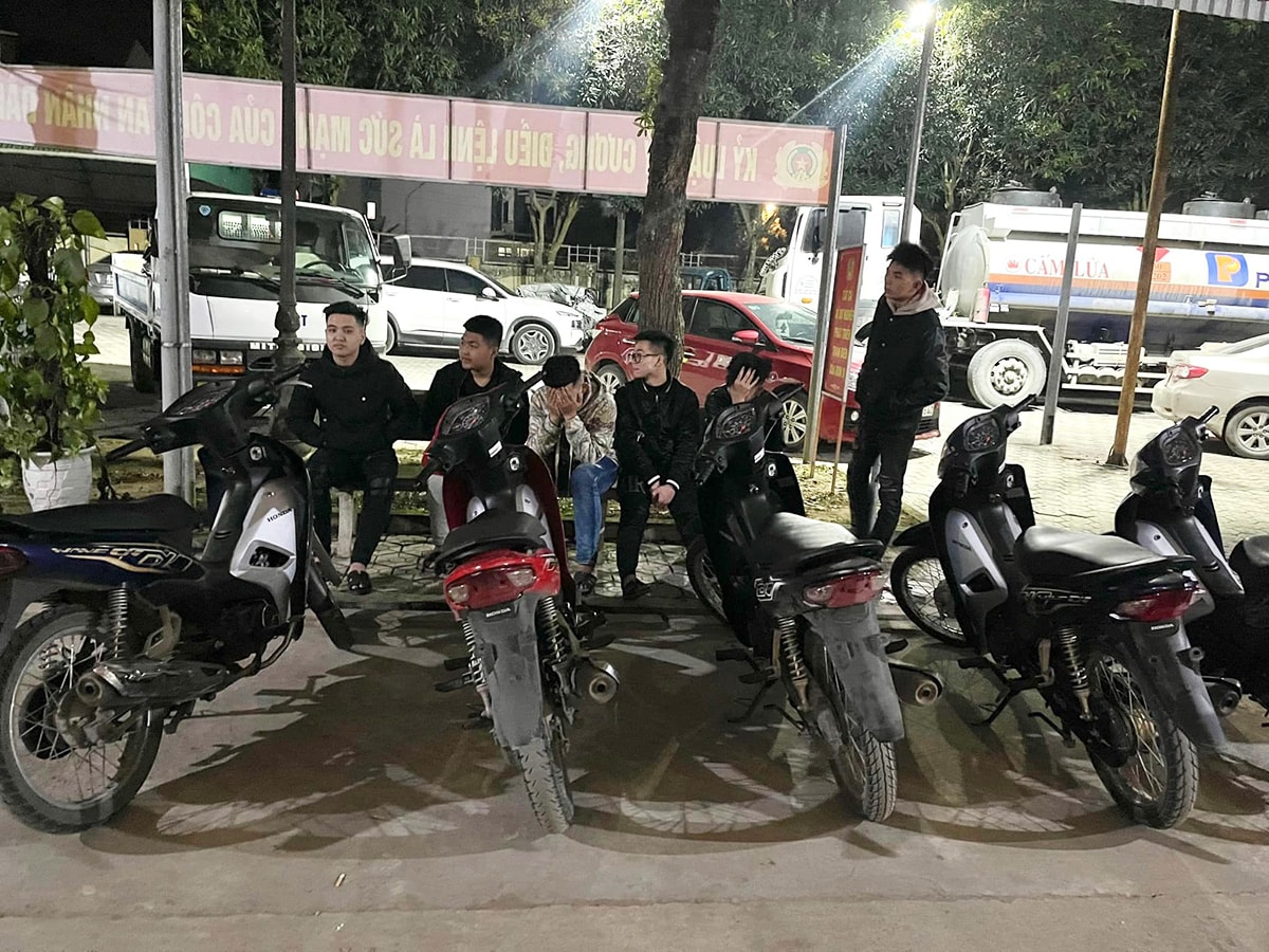 Các trường hợp điều khiển xe không biển, không mũ bảo hiểm, không gương, có hành vi lạng lách bị Đội CSGT-TT Công an thành phố Vinh bắt giữ vào tối ngày 25/2/2023