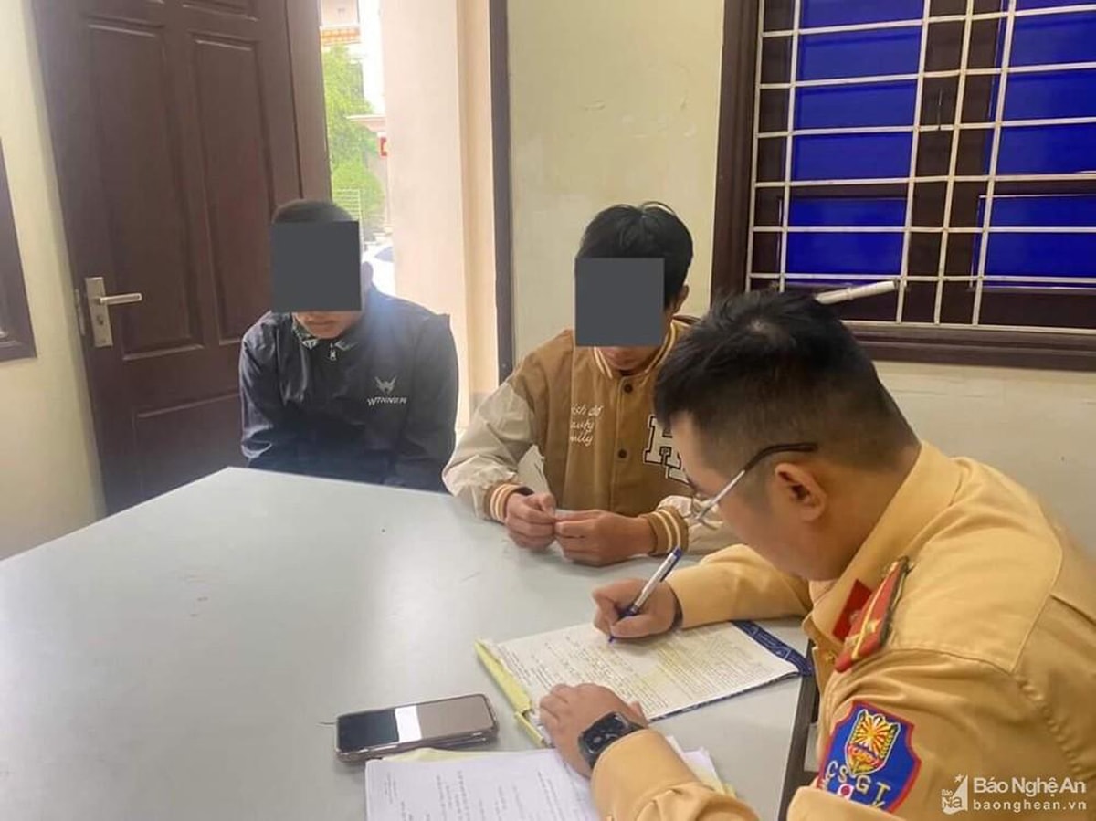 Đội CSGT-TT Công an huyện Anh Sơn lập biên bản vi phạm đối với 2 nam thanh niên không đội mũ bảo hiểm, bốc đầu xe máy được đăng tải trên mạng xã hội.