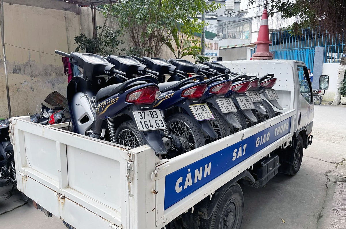 Đội CSGT-TT Công an TP. Vinh thu giữ các phương tiện vi phạm do học sinh điều khiển.