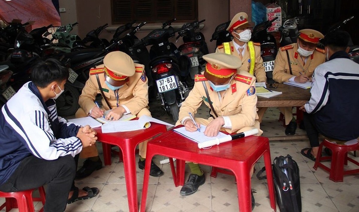 Đội Cảnh sát giao thông - trật tự Công an TP. Vinh xử lý các trường hợp vi phạm.