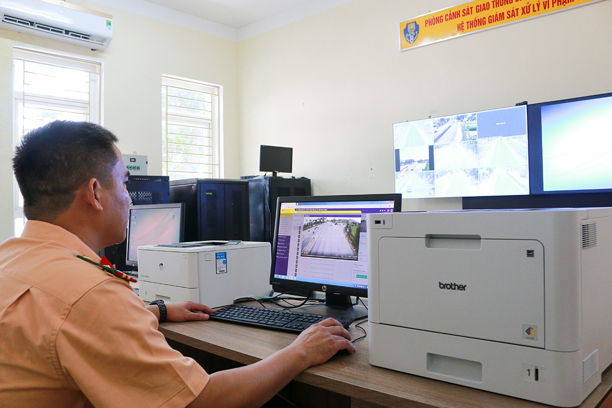 Rà soát phương tiện vi phạm tốc độ từ hệ thống camera phạt nguội trên Quốc lộ 1A.