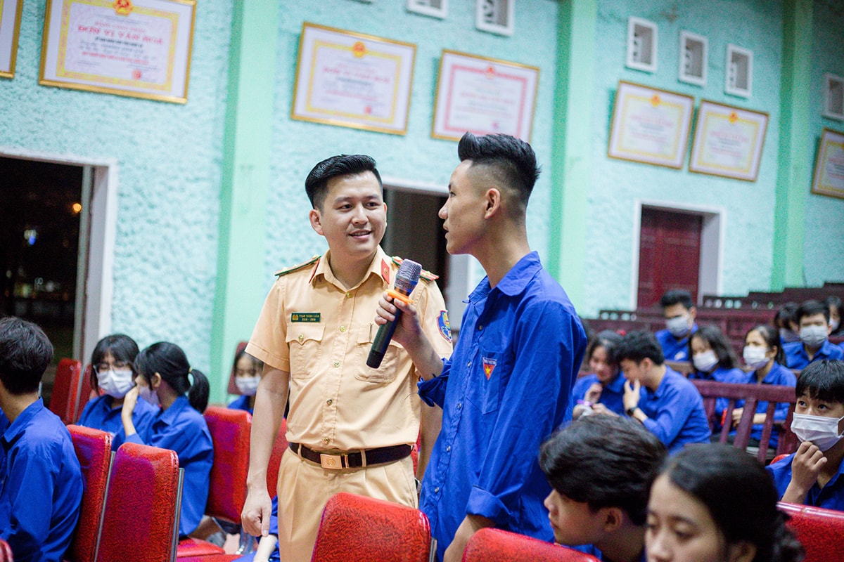 Phòng CSGT Công an tỉnh tuyên truyền Luật Giao thông đường bộ cho học sinh tại các trường học.