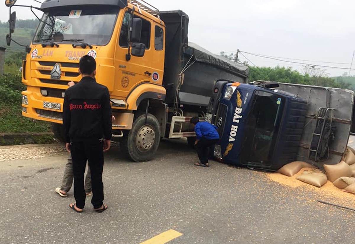 Thanh niên xung kích Đoàn xã Thanh Thủy tham gia hướng dẫn giao thông sau tai nạn. Ảnh tư liệu: Huy Thư