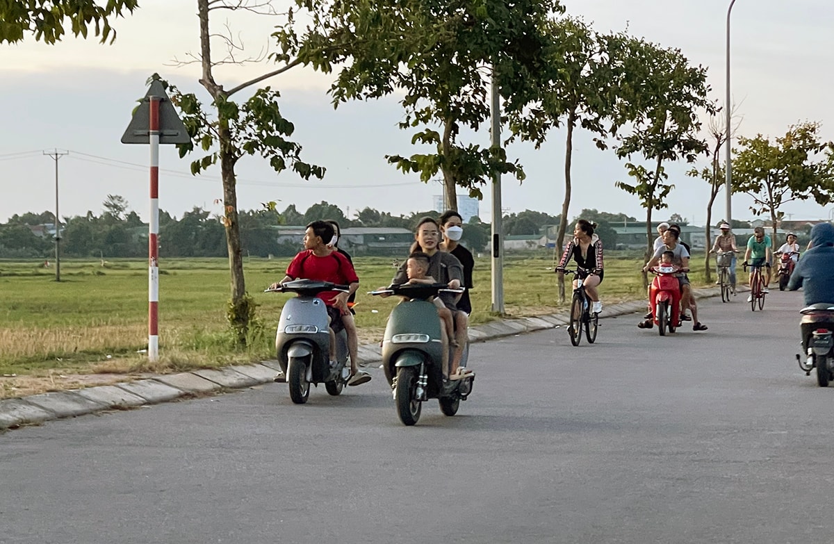 Tình trạng thanh thiếu niên đi hóng mát tại đoạn đường ven hồ điều hòa không đội mũ bảo hiểm khi điều khiển phương tiện xe máy, xe máy điện diễn ra thường xuyên.