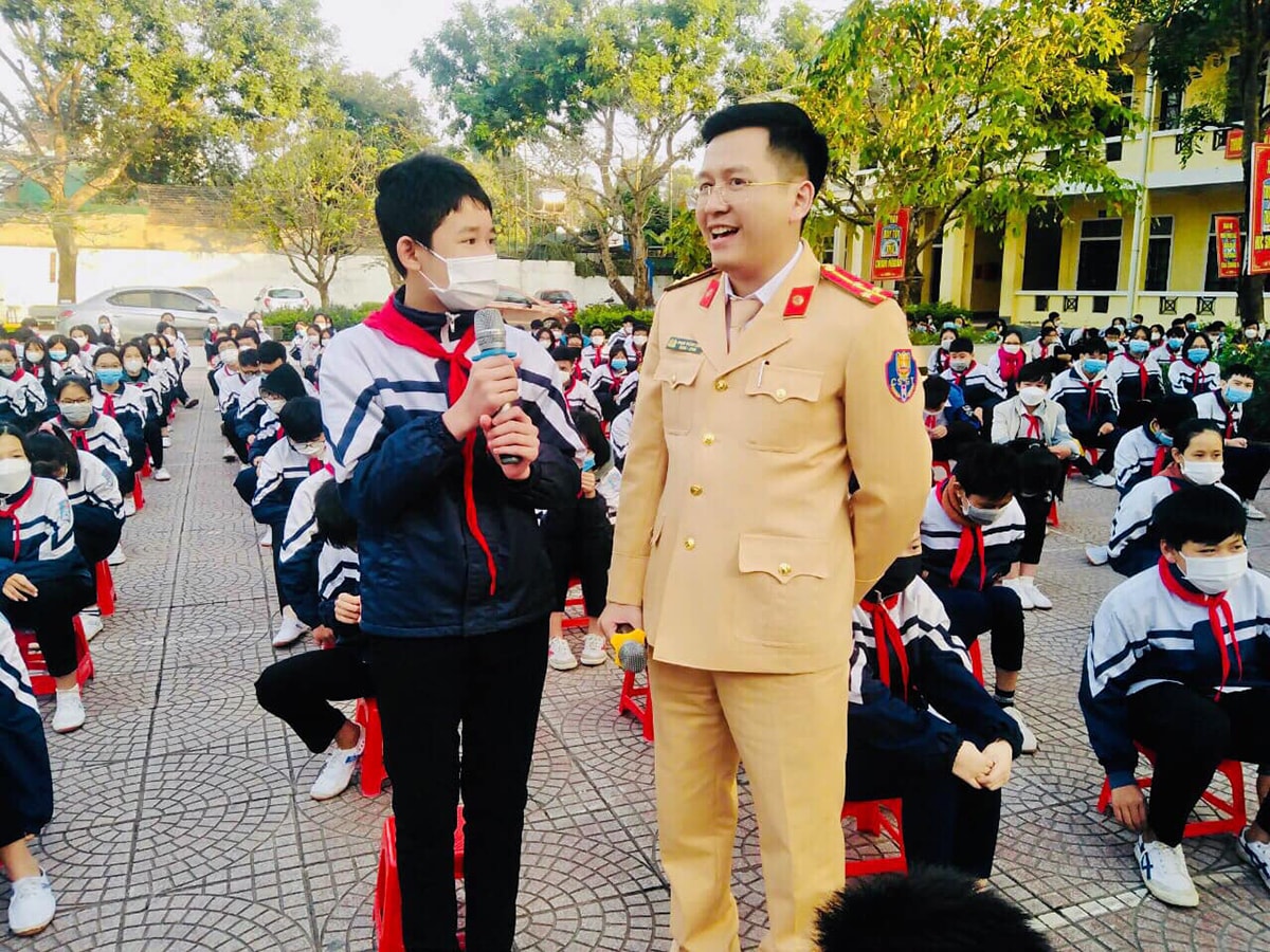 Cảnh sát giao thông phối hợp với các nhà trường tuyên truyền pháp luật về trật tự ATGT cho học sinh.