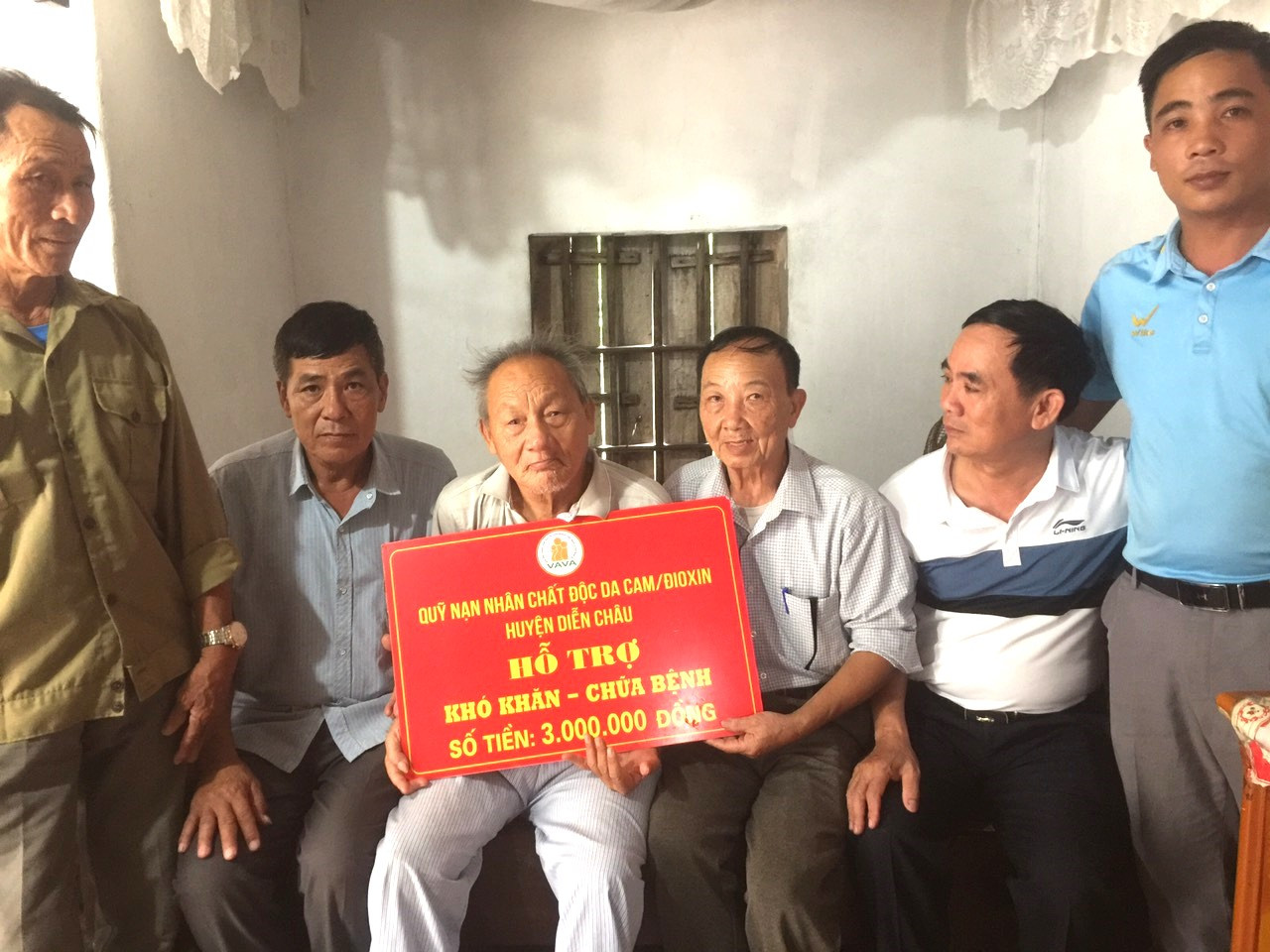 bna_Hội nạn nhân chất độc da cam huyện Diễn Châu trao tiền hỗ trợ cho một nạn nhan chất độc da cam ở xã Diễn Yên.jpg