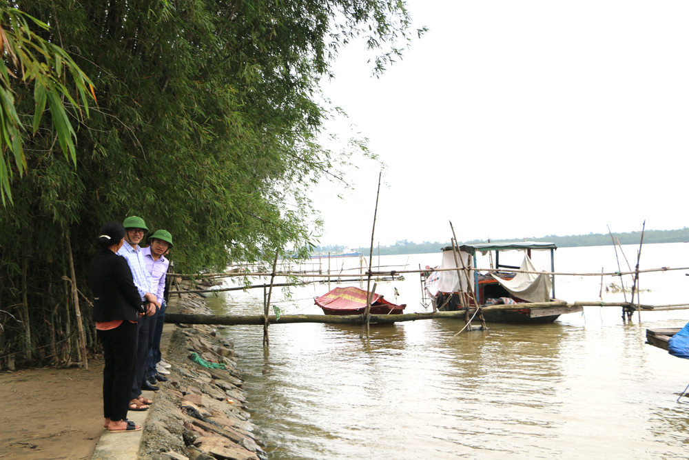 bna_Anh Lâm kiểm tra tại làng Thuận Hòa ngoài đê_ Ảnh Nguyễn Hải.jpg