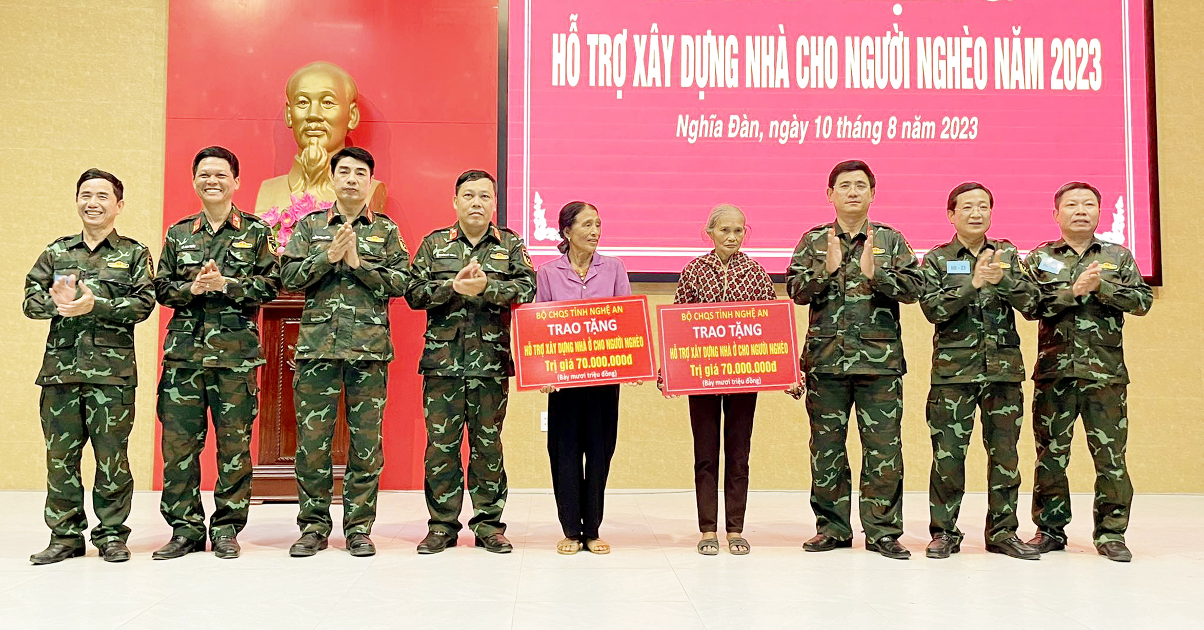 bna_Bộ Chỉ huy Quân sự tỉnh Nghệ An trao tiền hộ trợ cho làm nhà cho 2 hộ nghèo.jpg