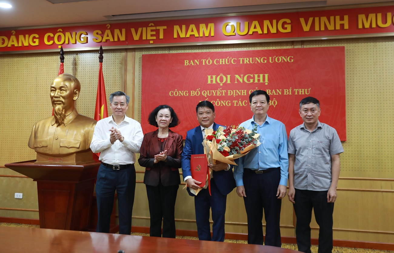 Các đồng chí lãnh đạo Ban Tổ chức Trung ương và Văn phòng Trung ương Đảng tặng hoa chúc mừng đồng chí Phạm Trọng Cường.jpeg