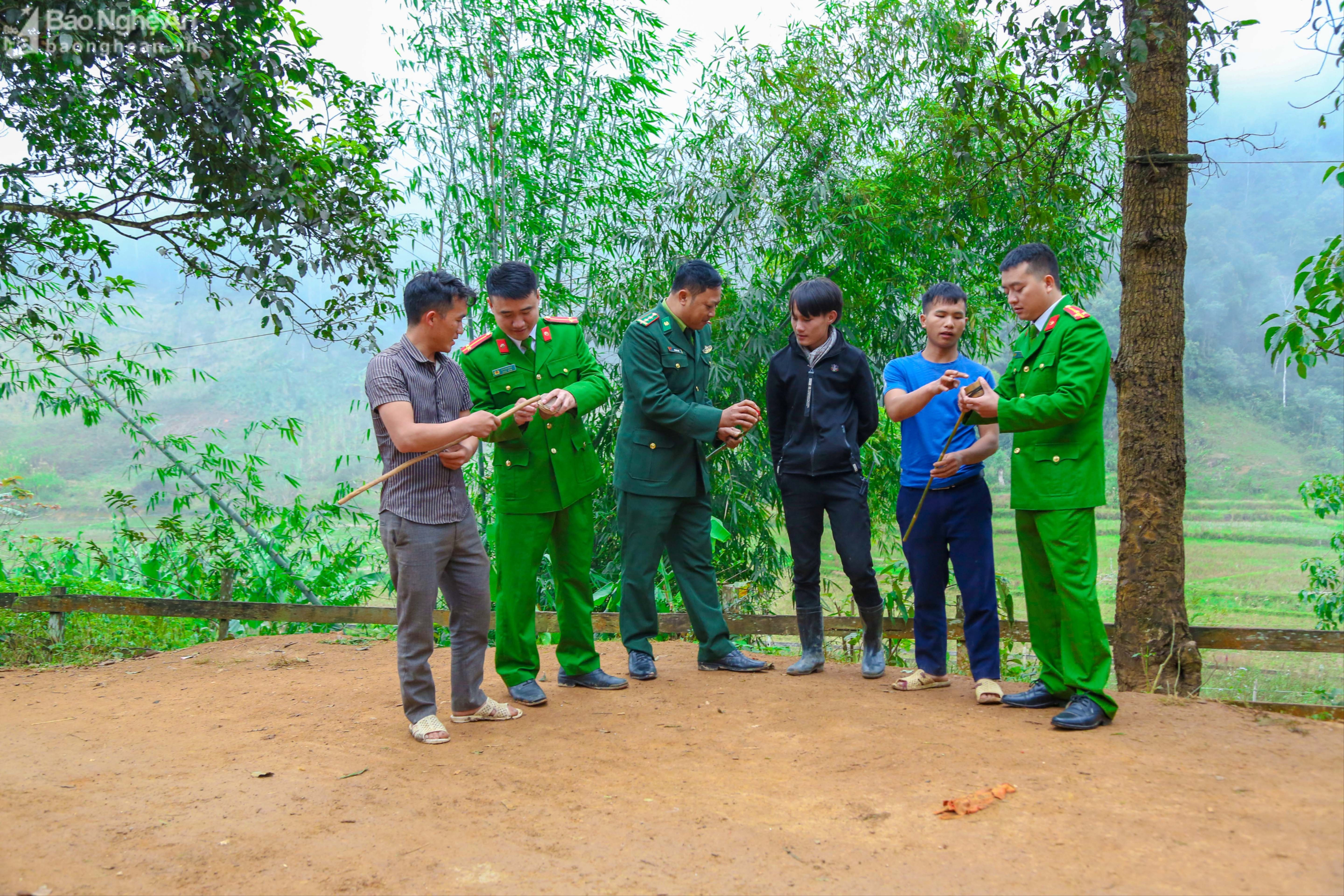 Lực lượng chức năng trò chuyện với người dân xã tri lễ, Quế Phong. Anh Dinh tuyên2.JPG