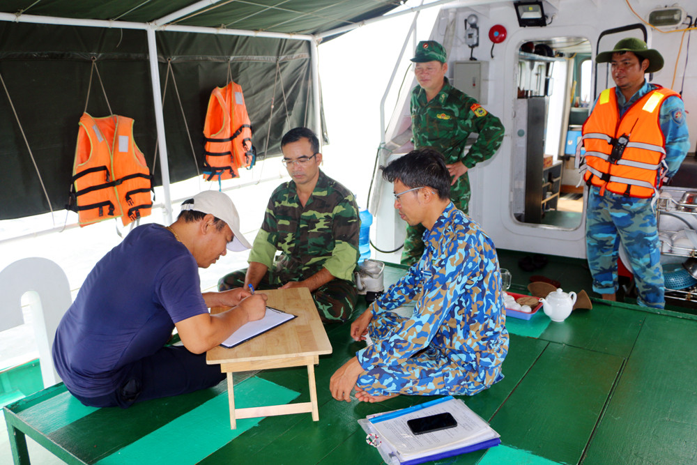 bna_ Mời 1 ngư dân vi phạm Quỳnh Phương lên tuyên truyền và yêu cầu ký cam kết chấp hành quy định về thủ tục ra biển đánh bắt hairi sản.jpg