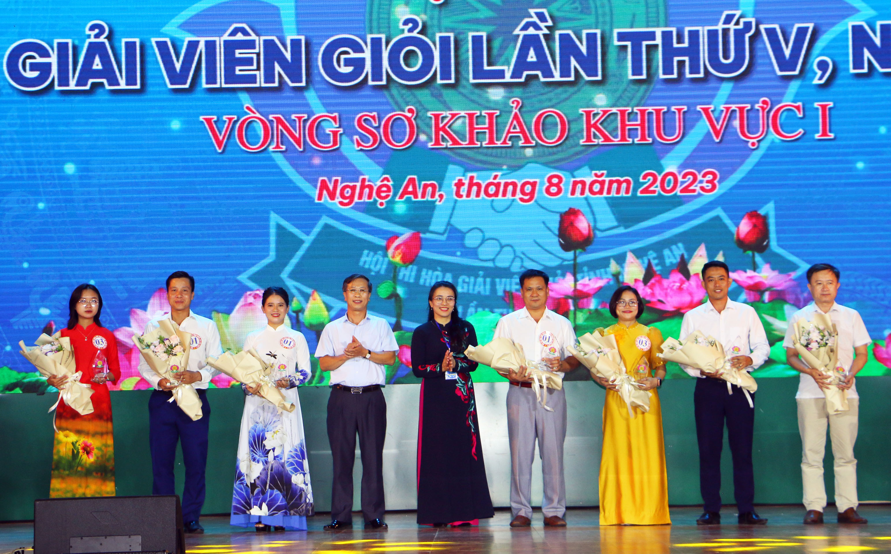 Đồng chí Hoàng Thị Thu Trang, Giám đốc Sở Tư pháp, Phó Trưởng Ban Thường trực tặng hoa cho các đội thi. Ảnh: An Quỳnh.