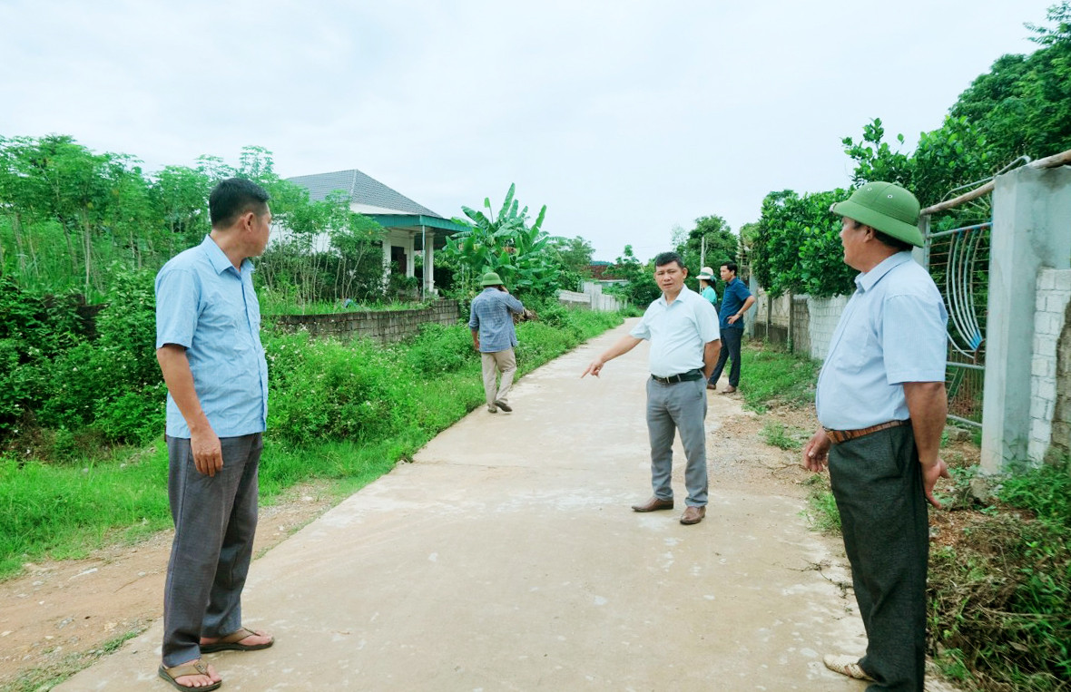 bna_Ban cán sự xóm, HĐMV giao họ thăm đoạn đường bê tông mới làm của xóm Tân Lập, Nghĩa Lộc.jpg