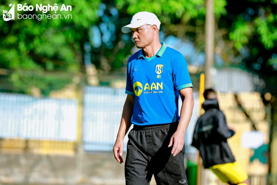 Kinh nghiệm của huấn luyện viên Ngô Quang Trường sẽ là chỗ dựa cho U15 Sông Lam Nghệ An tại gải đấu năm nay. Ảnh tư liệu Xuân Thủy.jpg