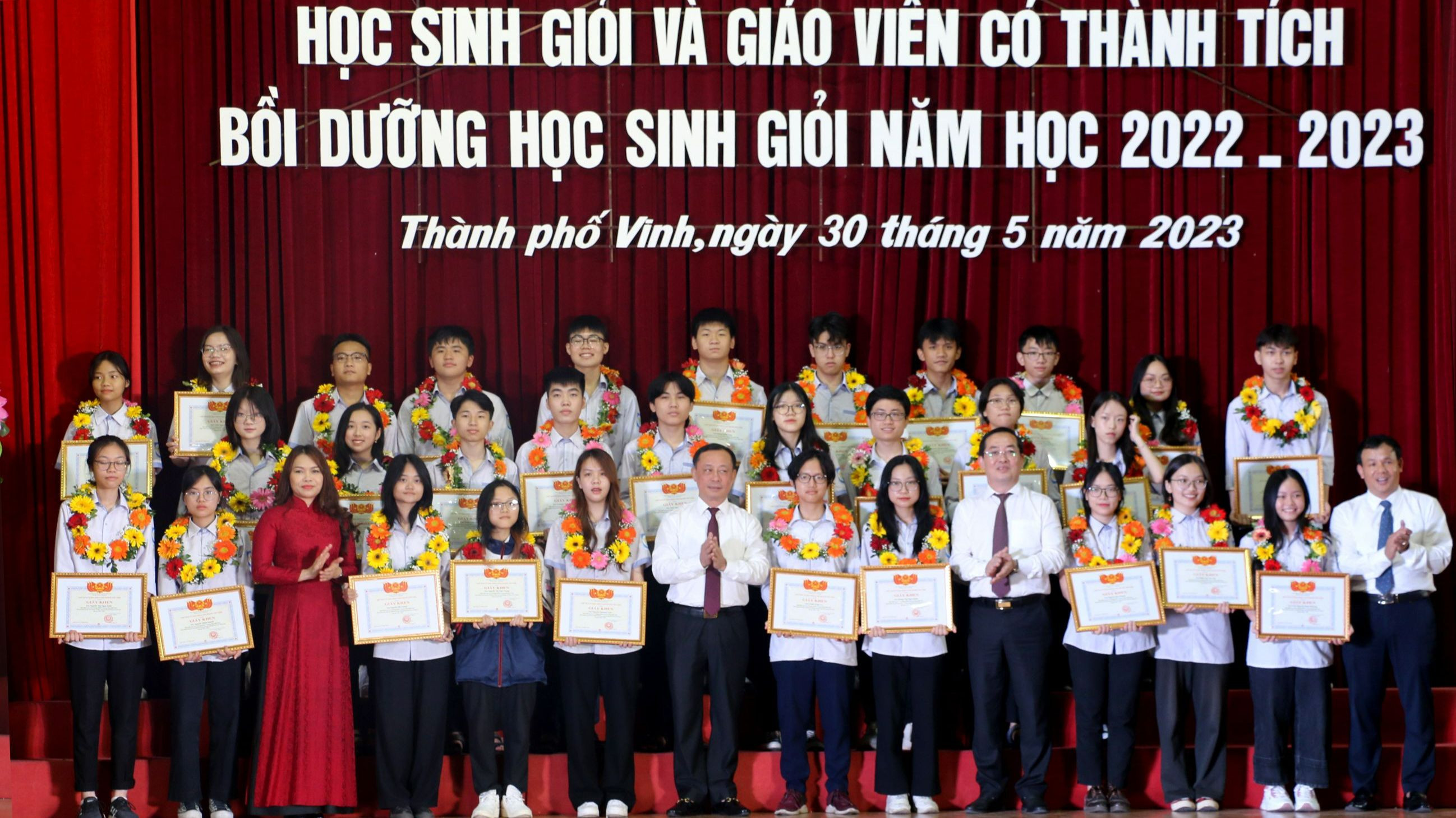 bna_Các đồng chí lãnh đạo thành phố Vinh khen thưởng những học sinh đạt học sinh giỏi quốc gia. Ảnh - Mỹ Hà.jpeg