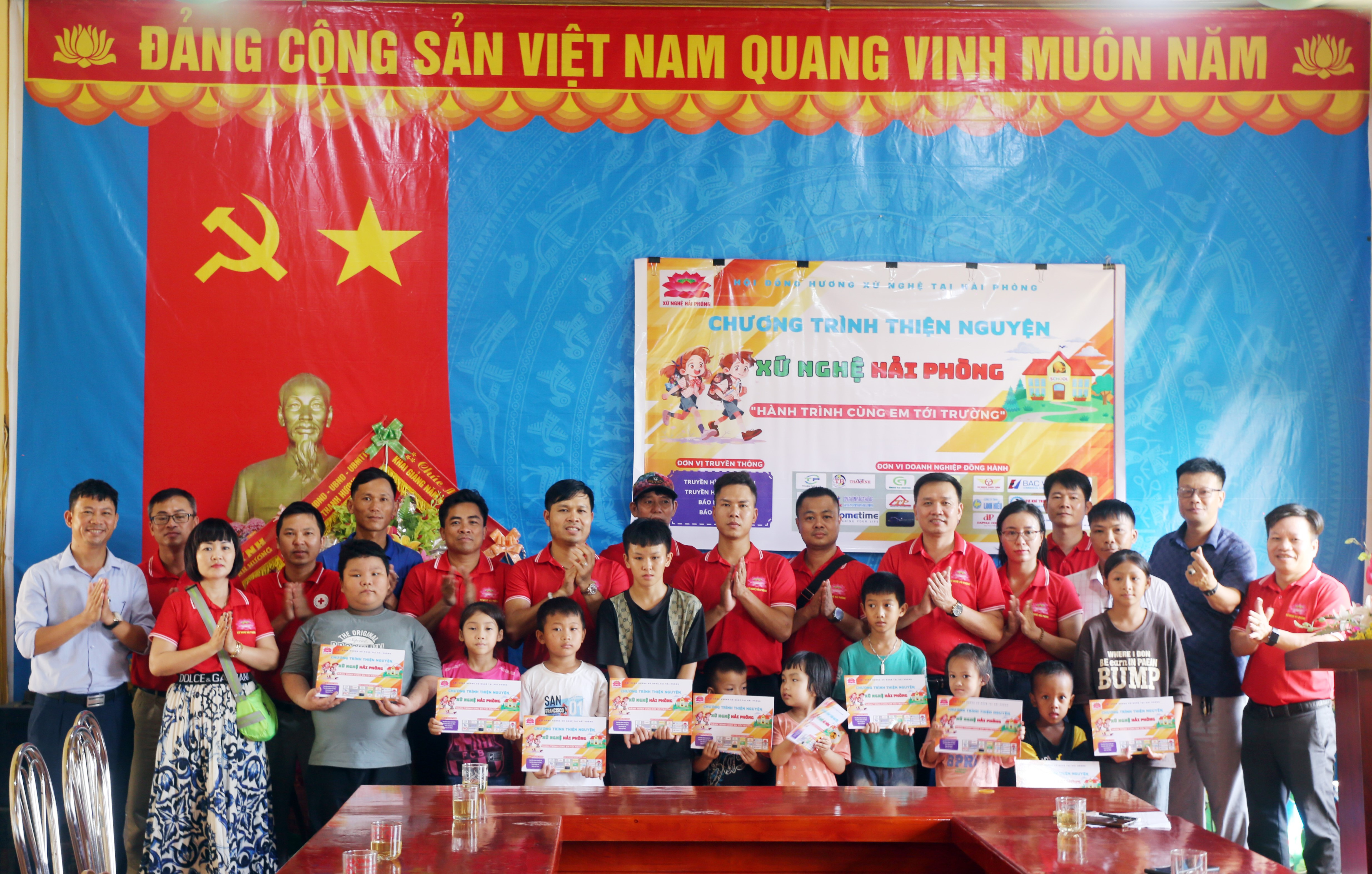 Hội đồng hương xứ Nghệ tại Hải Phòng trao tặng quà cho các em học sinh tại xã Thanh Hương, huyện Thanh Chương.jpg