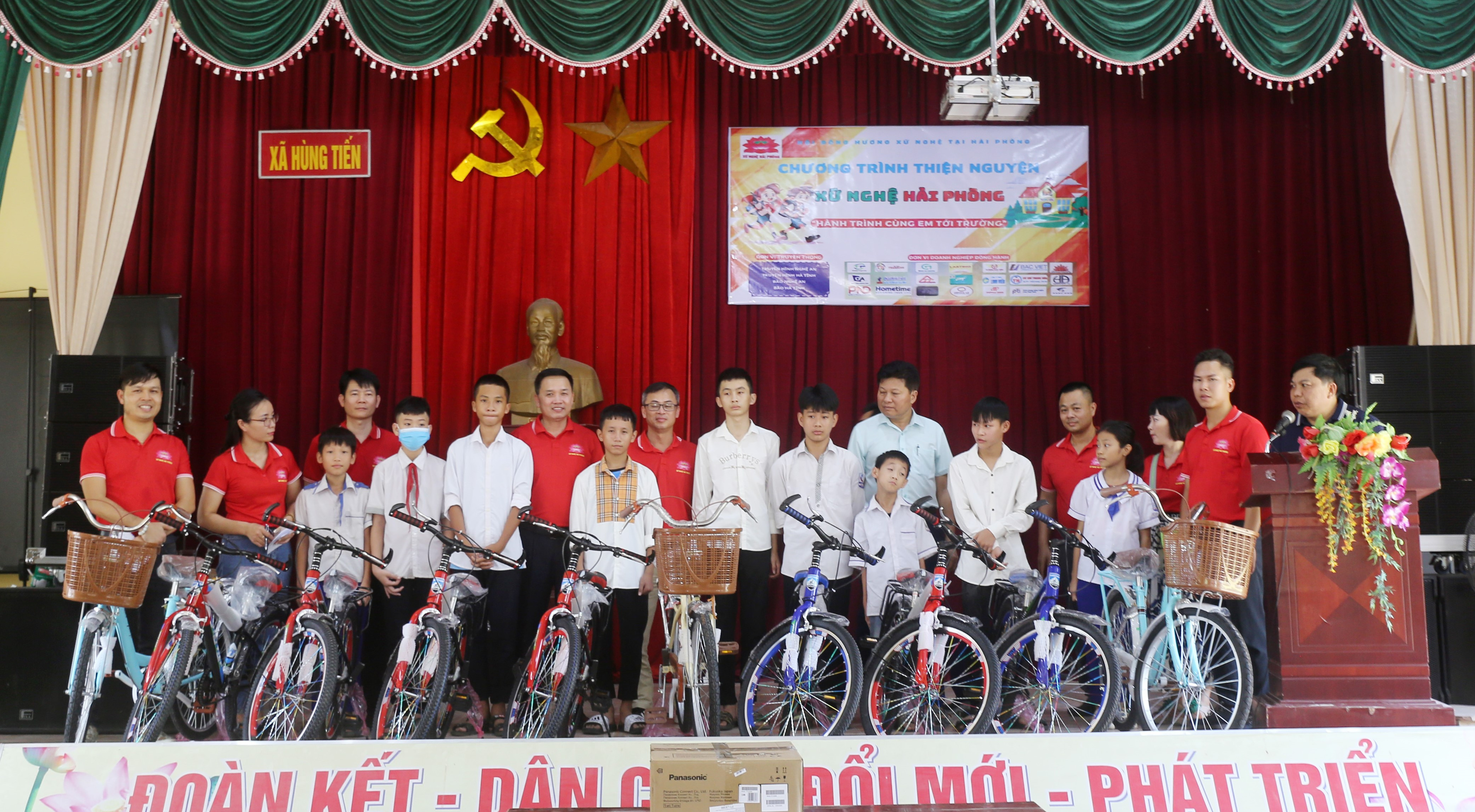 Hội đồng hương xứ Nghệ tại Hải Phòng trao tặng xe đạp cho các em học sinh tại xã Hùng Tiến, huyện Nam Đàn.jpg