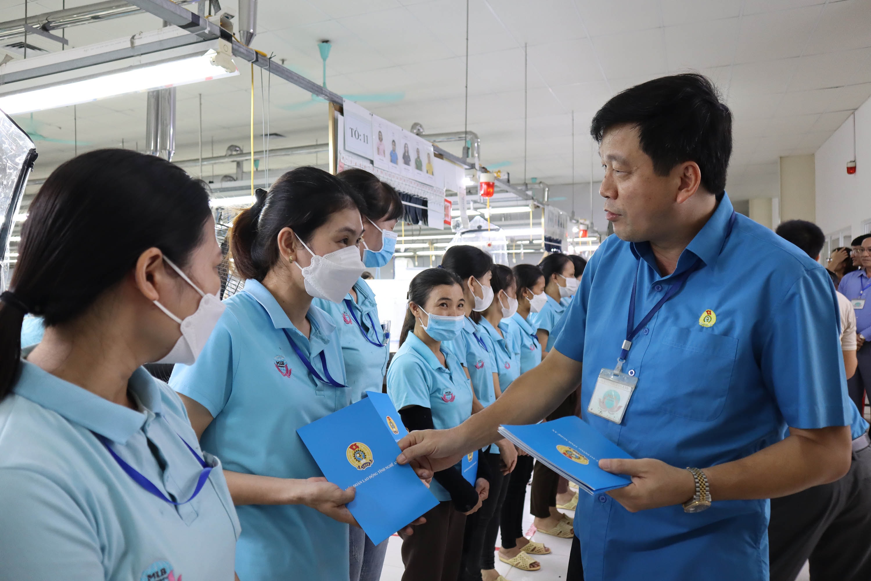 bna_Đc Kha Văn Tám trao quà cho đoàn viên có hoàn cảnh khó khăn 2.Ảnh Diệp Thanh.JPG