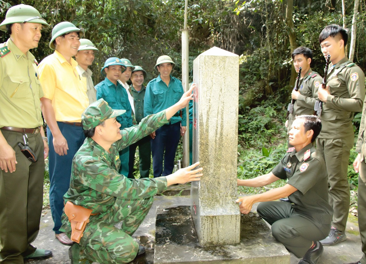 bna_Đồn biên phòng Thanh Thuỷ phối hợp với lực lượng chức nănh của nước bạn Lào tuần tra đường biên, cột mốc. ảnh pv.jpg