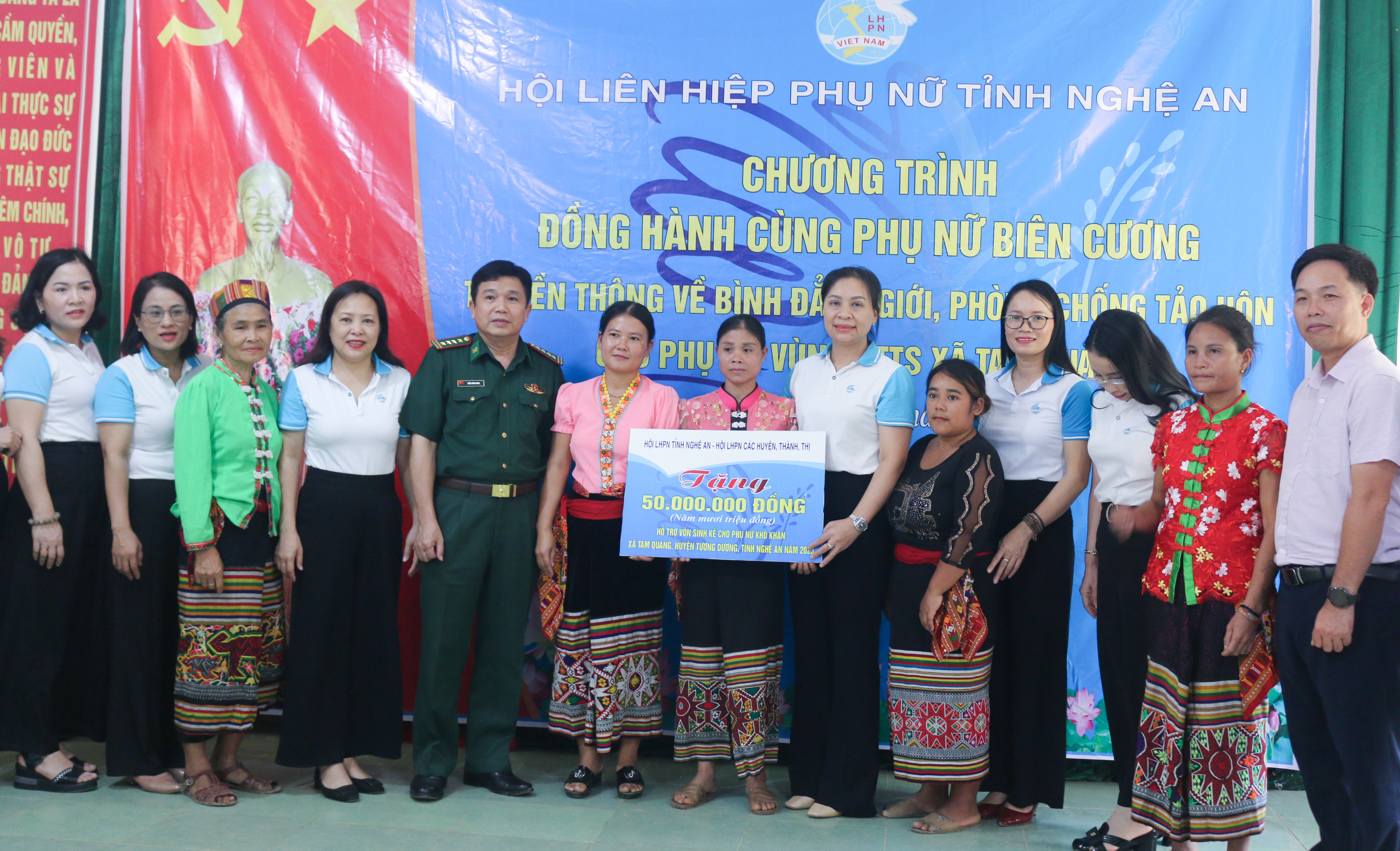bna_ MH, Hội LHPN tỉnh- huyện trao mô hình sinh kế cho hội viên phụ nữ xã Tam Quang(2).jpg