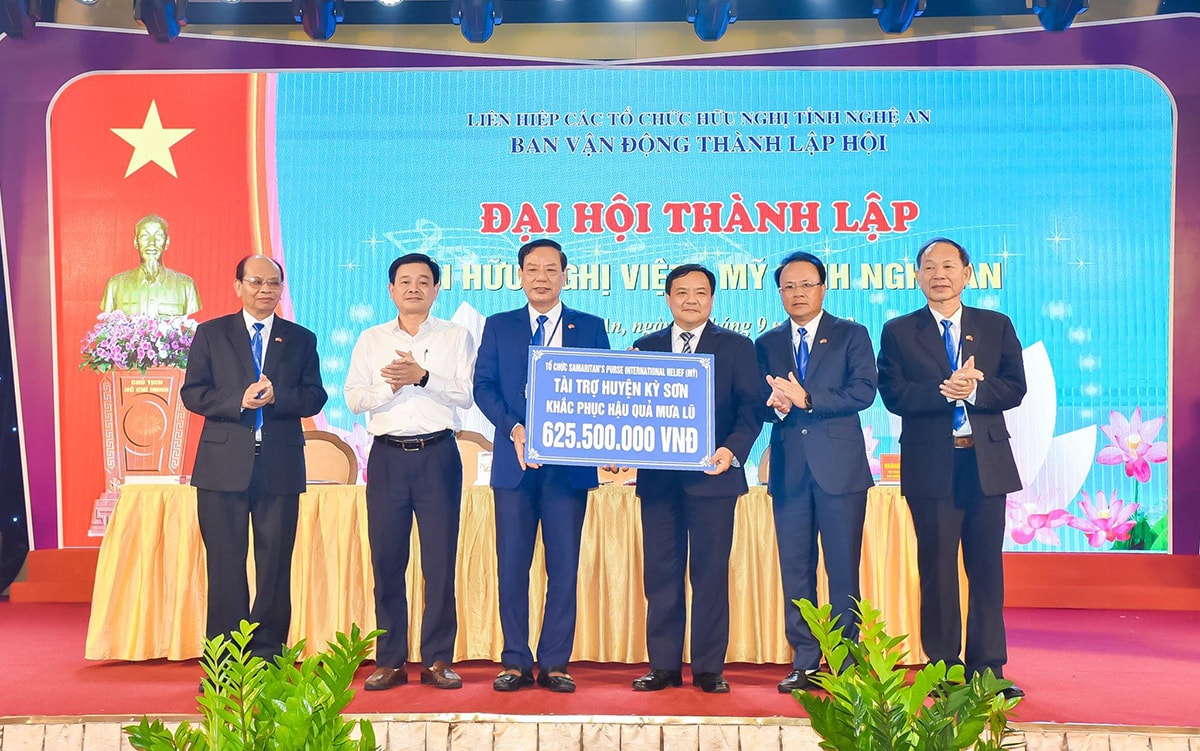 Trao tài trợ của tổ chức Samaritan’s Purse International Relief (Mỹ) cho huyện Kỳ Sơn khắc phục hậu quả mưa lũ. Ảnh: Thanh Lê