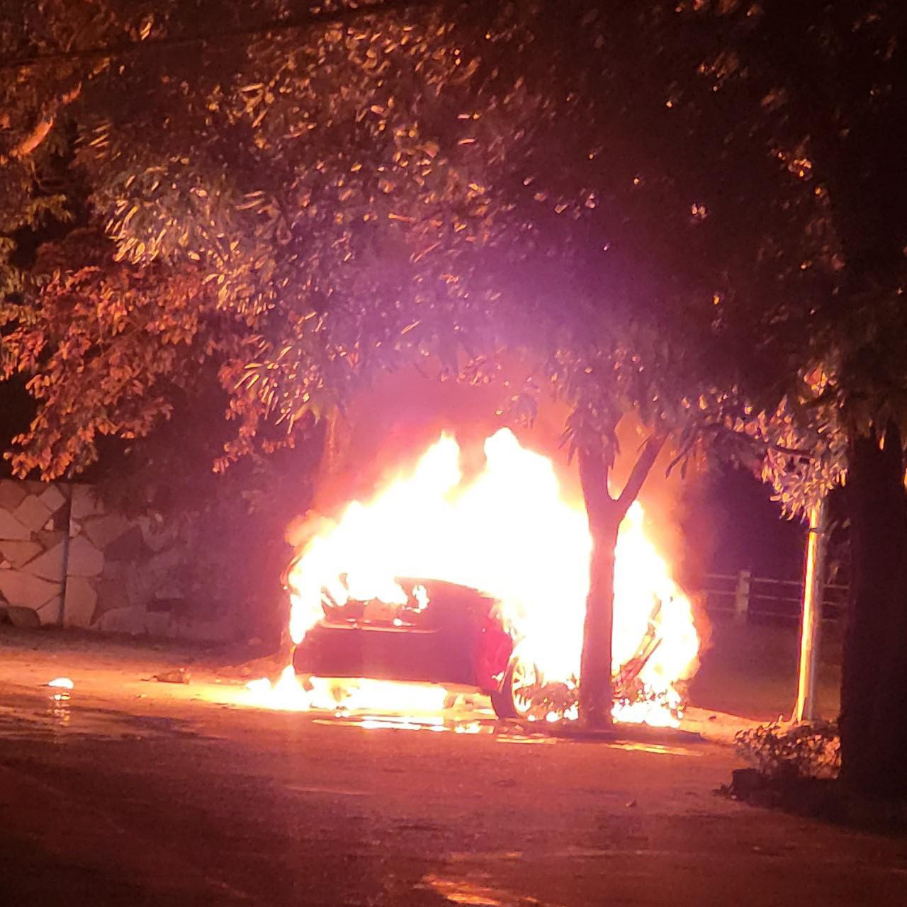 Chiếc xe ô tô bốc cháy trong đêm. Ảnh: CTV.